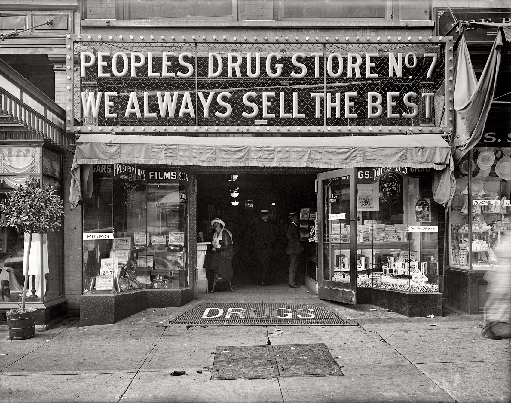 "Peoples Drug Store, exterior, 1107 G Street N.W." People's Drug No. 7 in Washington, D.C., circa 1920. View full size. National Photo glass negative.