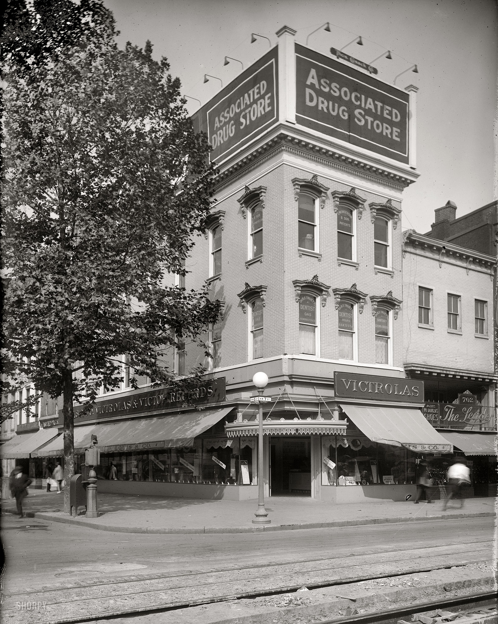 Washington, D.C., circa 1921. "Louis & Co., Seventh and G." A convenient grouping of Victrolas, painless dentistry and patent advice. View full size.