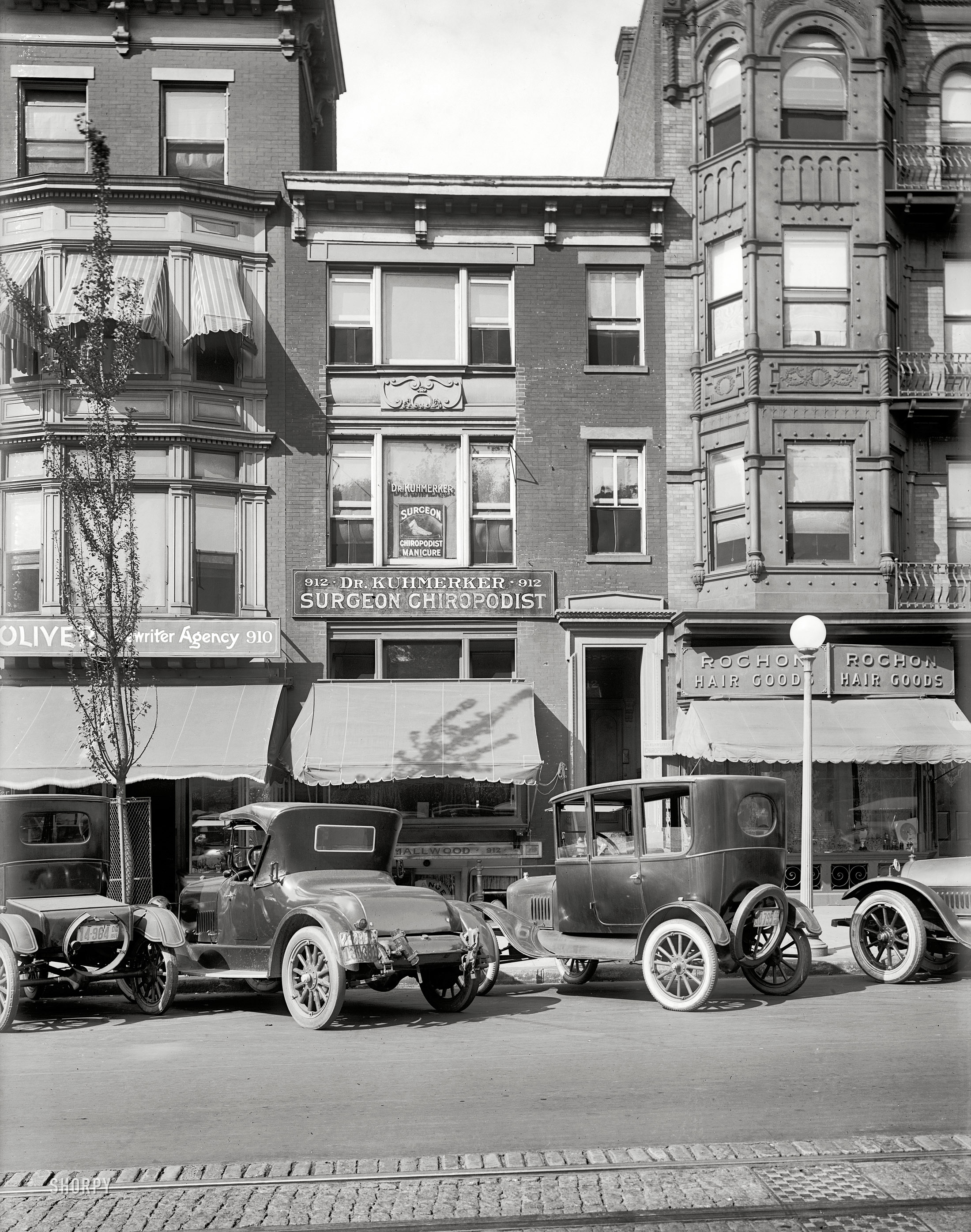 Washington, D.C., in 1921. "912 14th Street." Typewriters, manicures and a center-door Model T Ford. National Photo Co. glass negative. View full size.