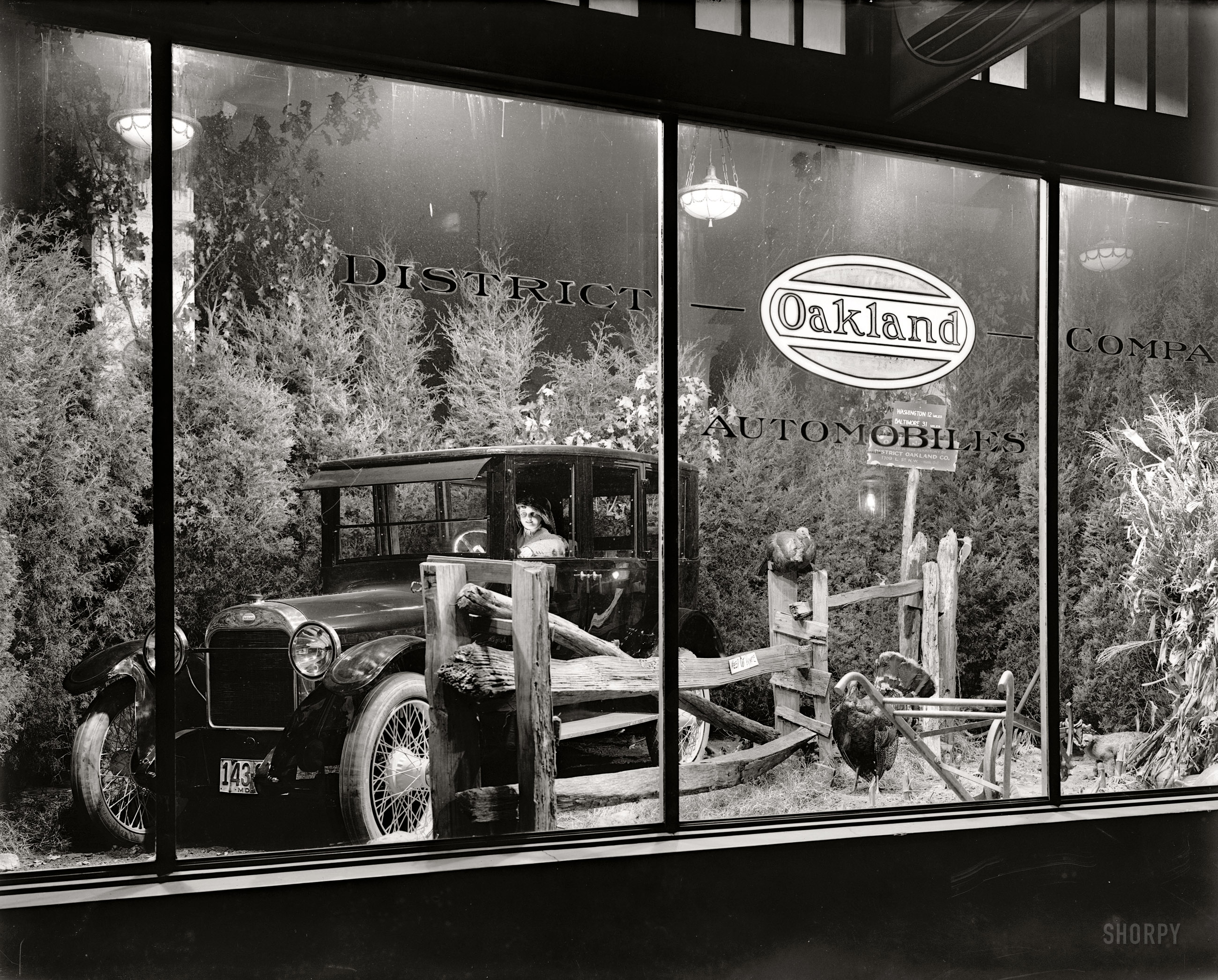 Circa 1921. "Oakland window." A showroom display at District Oakland Co., 1709 L Street N.W. in Washington, for the General Motors brand that in 1926 would beget Pontiac. National Photo Co. Collection glass negative. View full size.