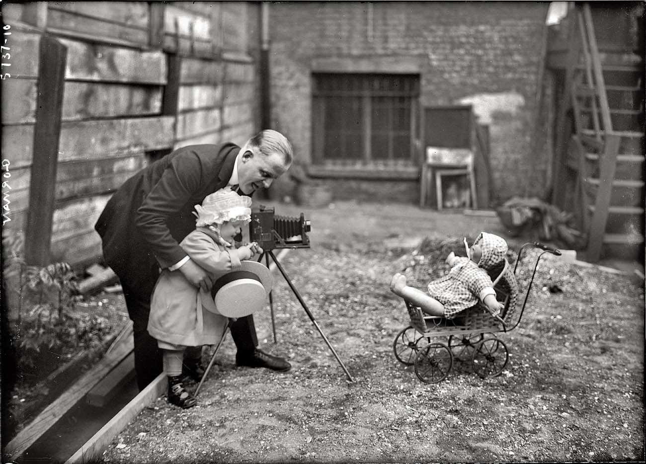 The clarinetist Ross Gorman and daughter circa 1920 in New York City. 5x7 glass negative, George Grantham Bain Collection. View full size.