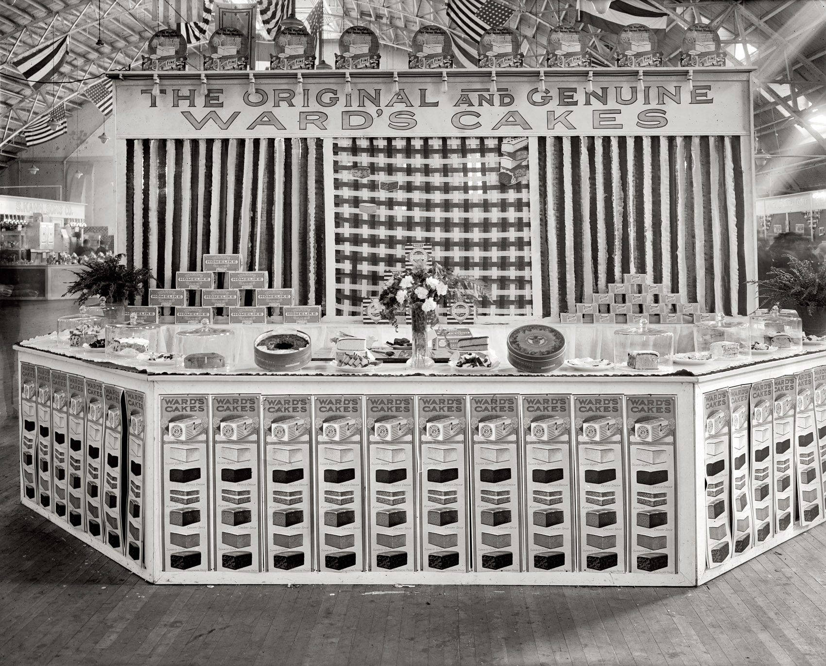 Washington circa 1922. "Food show. Ward exhibit." Among the tempting varieties of Ward's Cakes on display here: Silver Queen, Devils Dream, Kukuno, Creamy Spice, Sunkist Gold and Southern Pride. Plus Paradise Fruit Cake and something called "Homelike." View full size. National Photo Company glass negative.