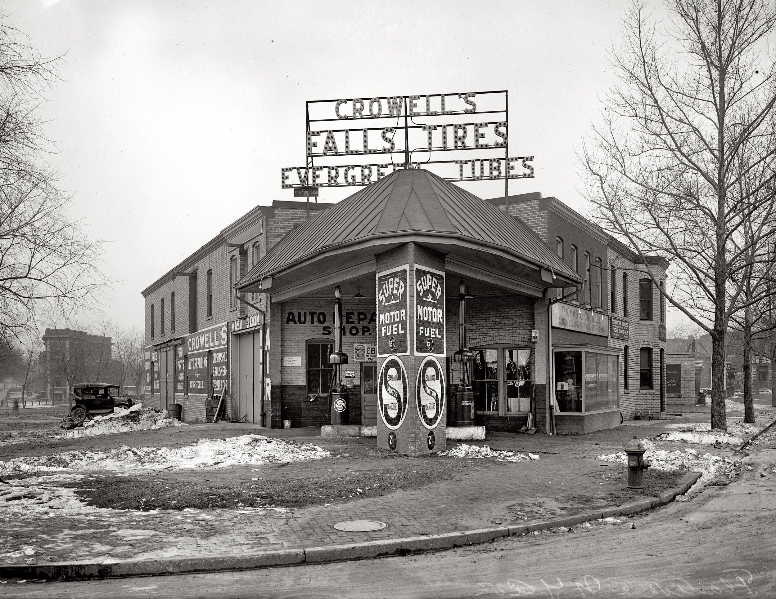 "Crowell's Garage, New York and Florida Aves." Detailed view of a Washington, D.C., service station circa 1921. View full size. National Photo glass negative.