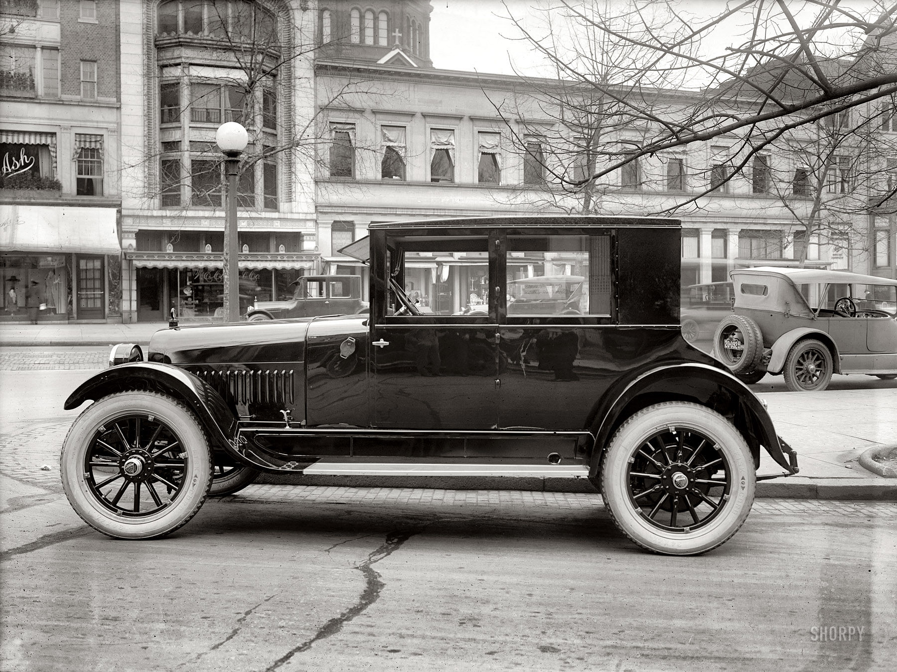 Washington, D.C., circa 1922. "Hudson Coach, Connecticut Avenue Northwest." National Photo Company Collection glass negative. View full size.