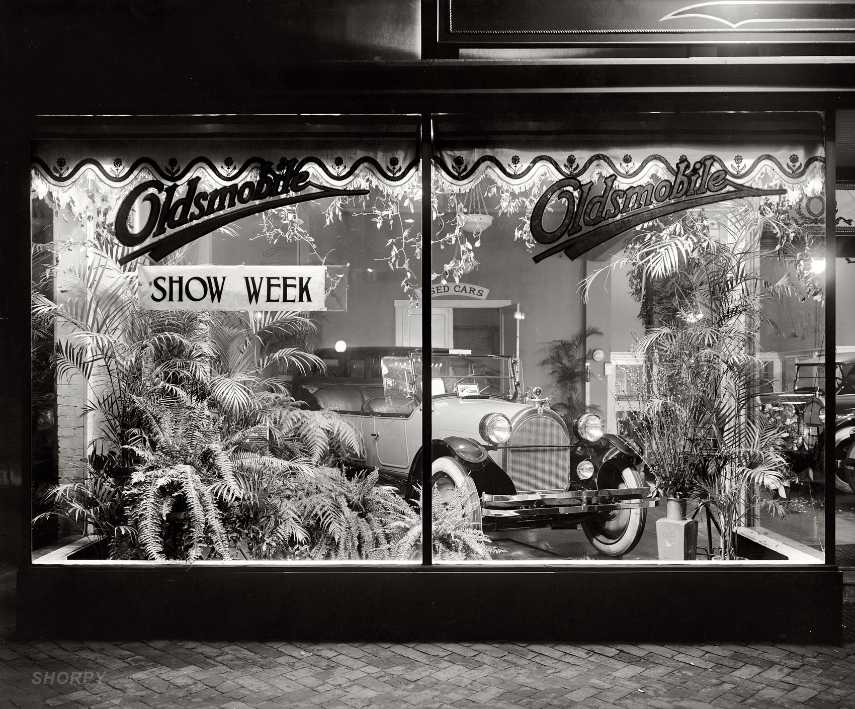 April 1922. "Oldsmobile window." The Model 47 "Smaller-Eight Super Sport," $2095 at Oldsmobile Sales Co., 1016-1018 Connecticut Avenue in Washington. National Photo Company Collection glass negative. View full size.