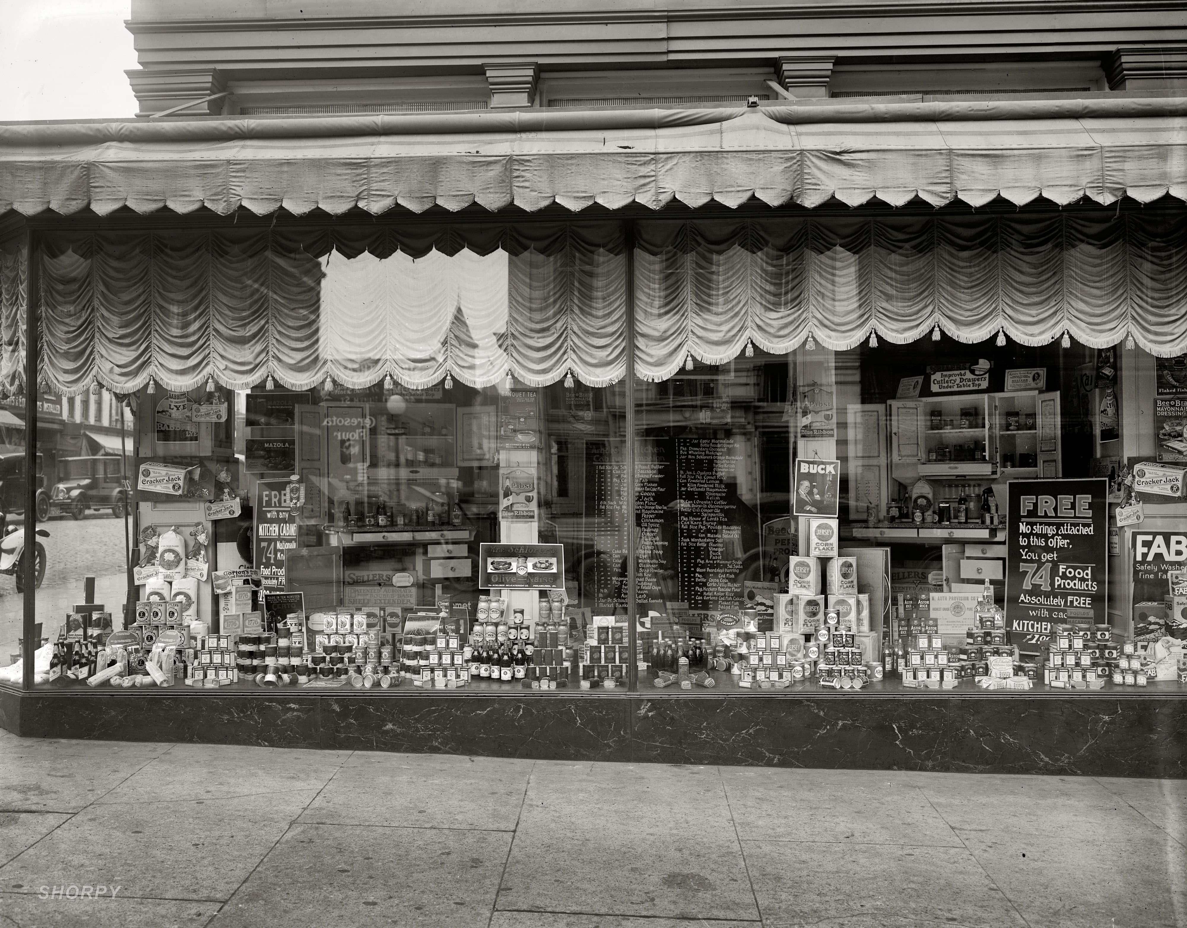 Washington, D.C., circa 1923. The Hub furniture store at Seventh and D Streets N.W. Free with any kitchen cabinet: One each of 74 "nationally known food products." National Photo Company Collection glass negative. View full size.