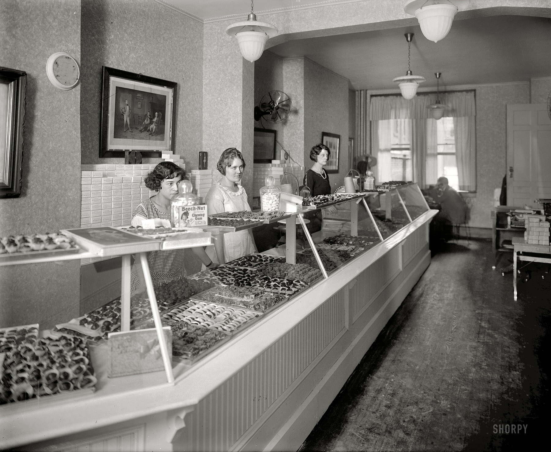 Washington, D.C., circa 1922. "Benj. Franklin candy store, 13th Street N.W., interior." National Photo Company Collection glass negative. View full size.