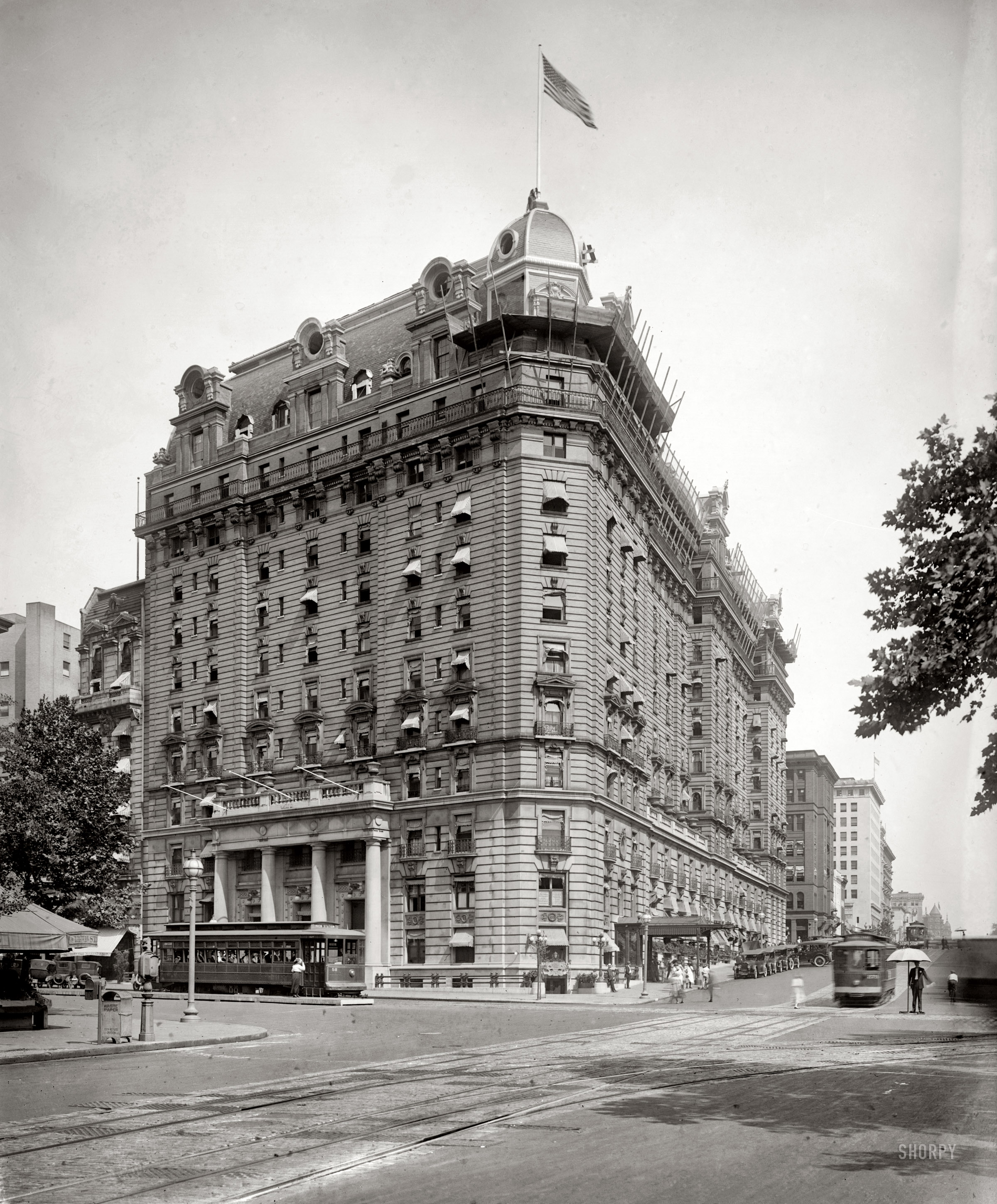 Washington, D.C., circa 1922. "Willard Hotel, 14th Street at Pennsylvania Avenue." National Photo Company Collection glass negative. View full size.