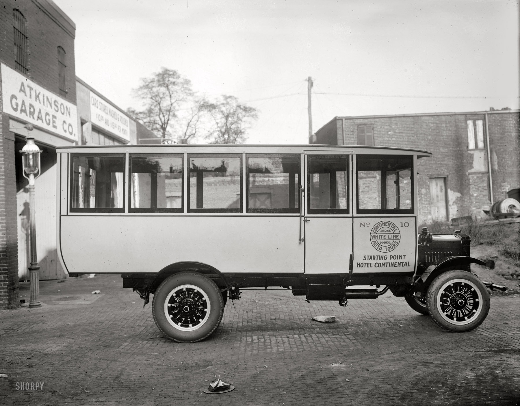Washington, D.C., circa 1924. "Continental White Line bus." Who can pinpoint the location here? National Photo Co. Collection glass negative. View full size.