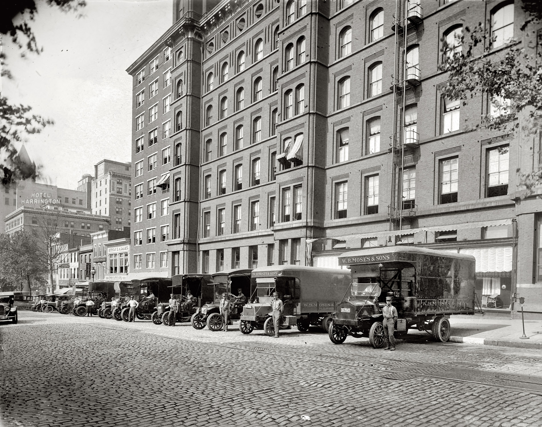 Washington, D.C., 1923. "W.B. Moses & Sons, F and 11th Sts." Note the unusual circular windows at the top of the building. National Photo Co. View full size.