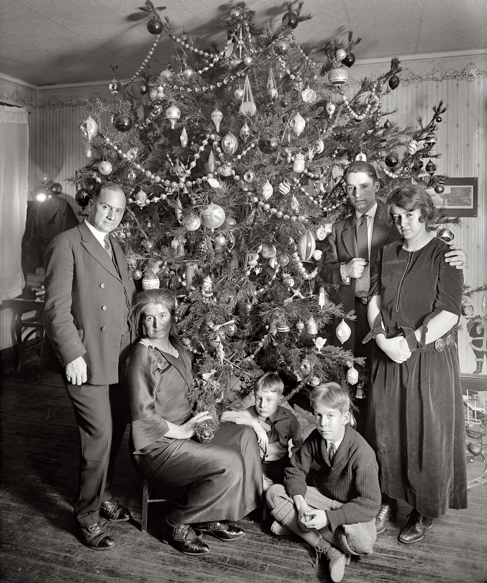 One Hundred Years of Yuletude: "Dickey Christmas tree, 1923." The family of Washington, D.C.,  lawyer Raymond Dickey, whose off-kilter portraits (and non-triangular trees) are a beloved yuletide tradition here at Shorpy. National Photo Company glass negative. View full size.
