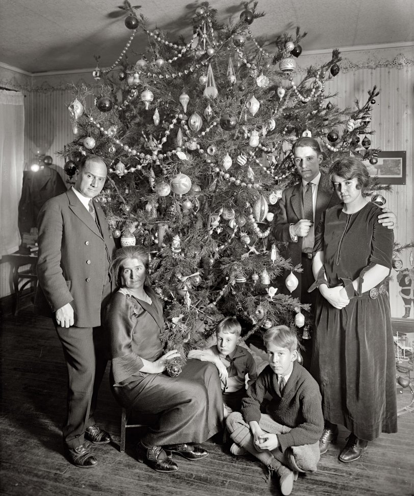 "Dickey Christmas tree, 1923." The family of Washington lawyer Raymond Dickey, whose somewhat off-kilter portraits (and non-triangular trees) are a Shorpy Yuletide tradition. National Photo Company glass negative. View full size.