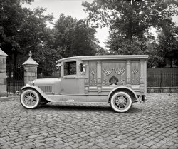 Washington, D.C., circa 1924. "Ford Motor Co. -- Hanlon Lincoln hearse." National Photo Company Collection glass negative. View full size.