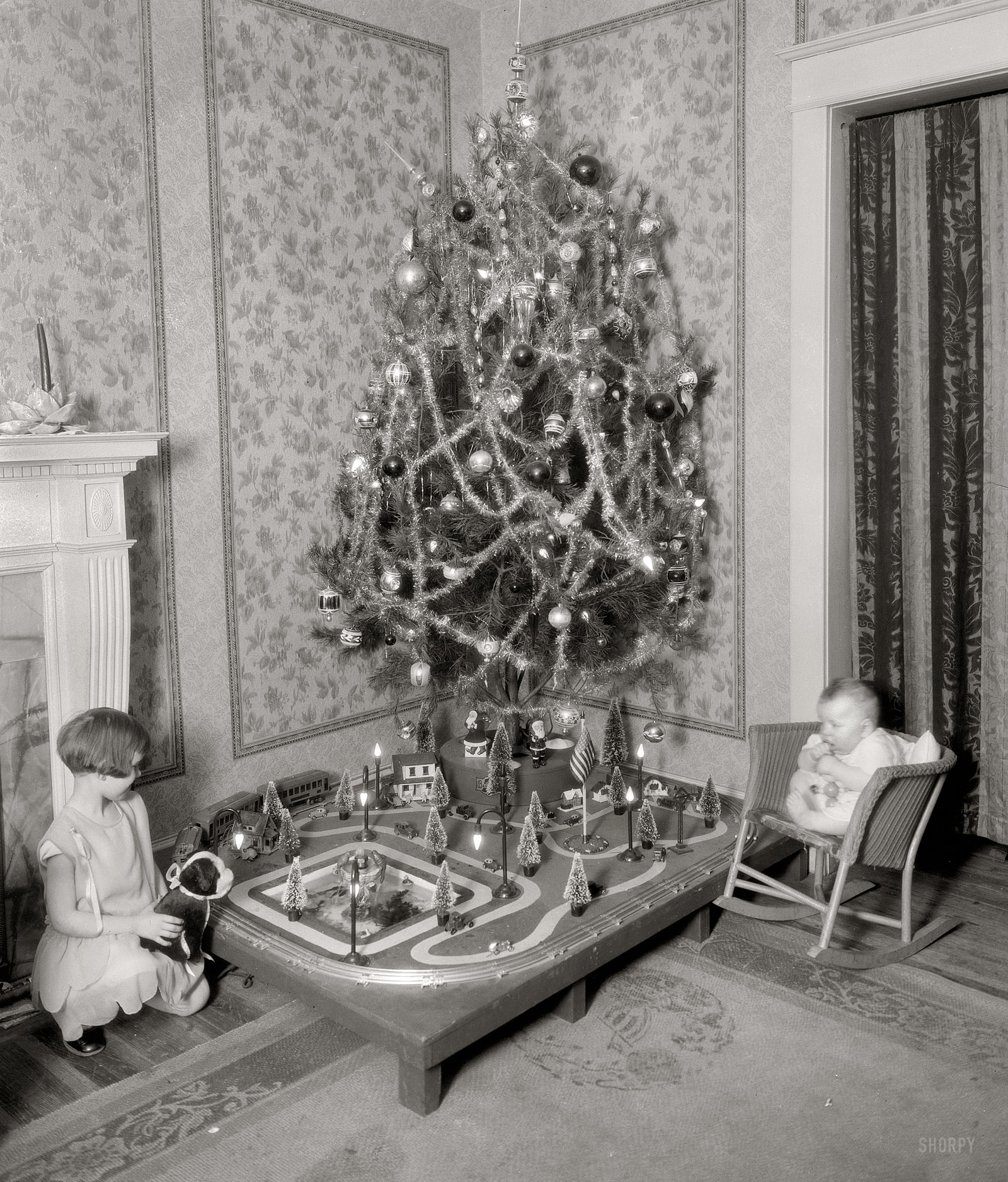 Washington circa 1928. "Christmas tree. No caption information, title devised by library staff." Click here for a closeup of the train set, which has a duck pond and a birdbath. National Photo Company Collection glass negative. View full size.