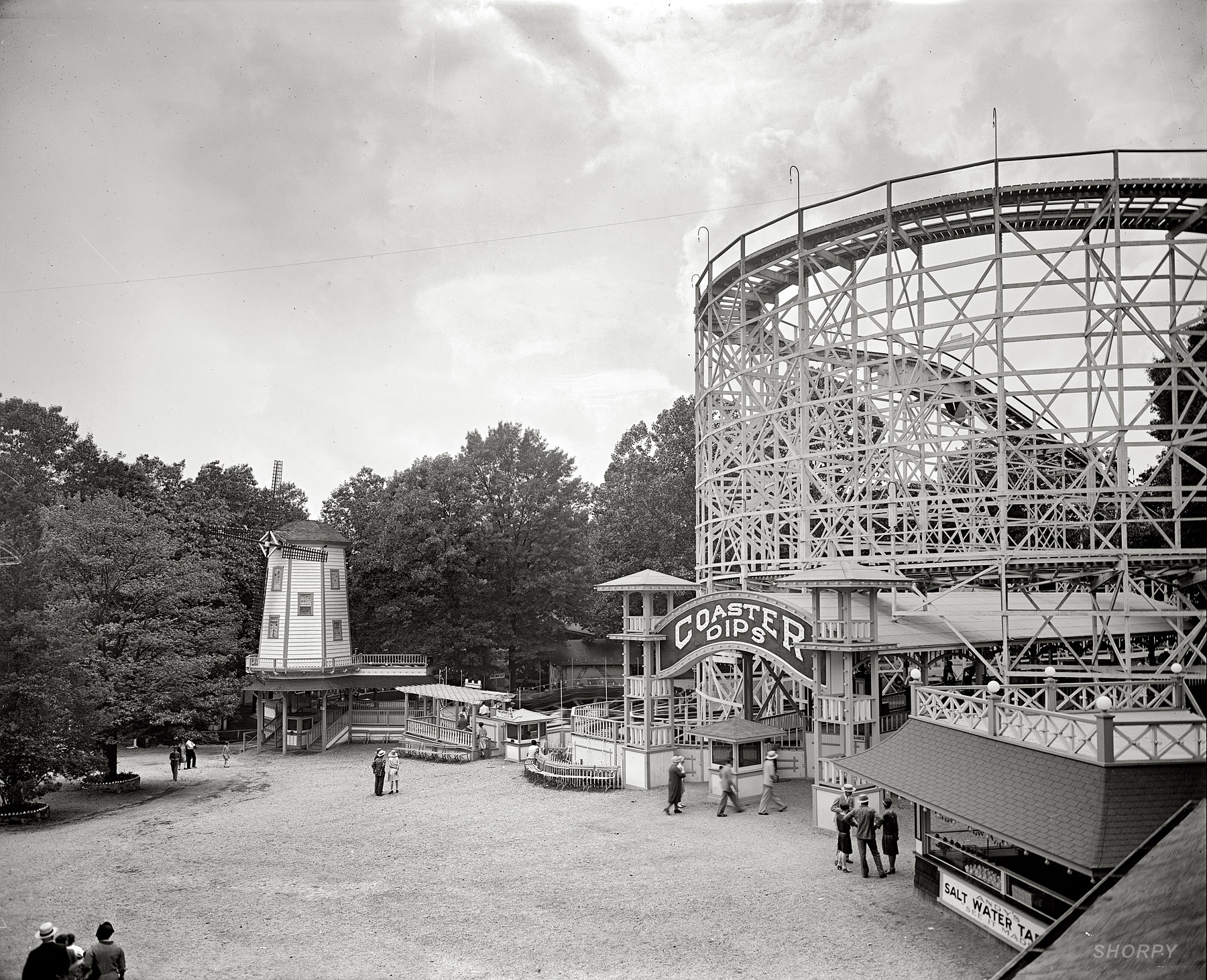 Roller coaster at the Glen Echo amusement park in Montgomery County, Maryland, circa 1928. View full size. National Photo Company glass negative.