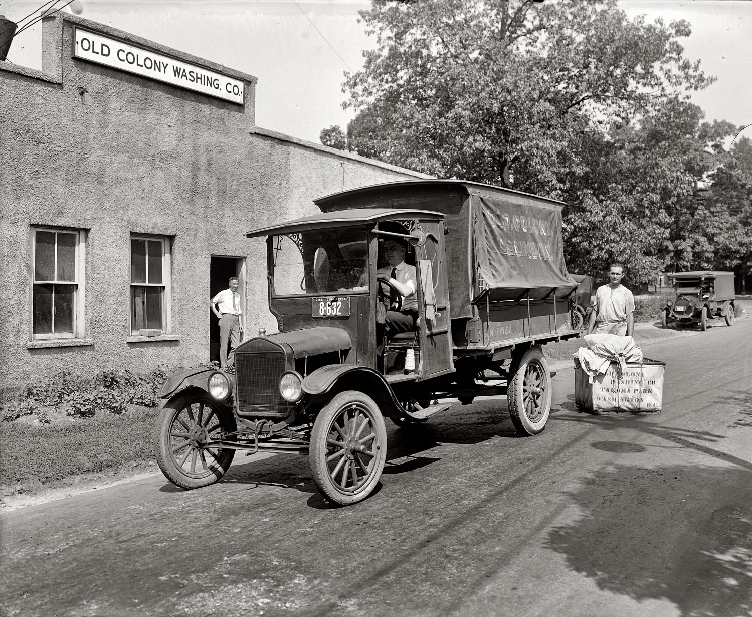 "Old Colony Laundry. Ford Motor Co." Washington, D.C., in 1924, when the streets were a honking sooty gridlock of trucks delivering diapers, blackberry pie and Whistle. Note the integrated, state-of-the-art turn signal attached to the cab. National Photo Company Collection glass negative. View full size.