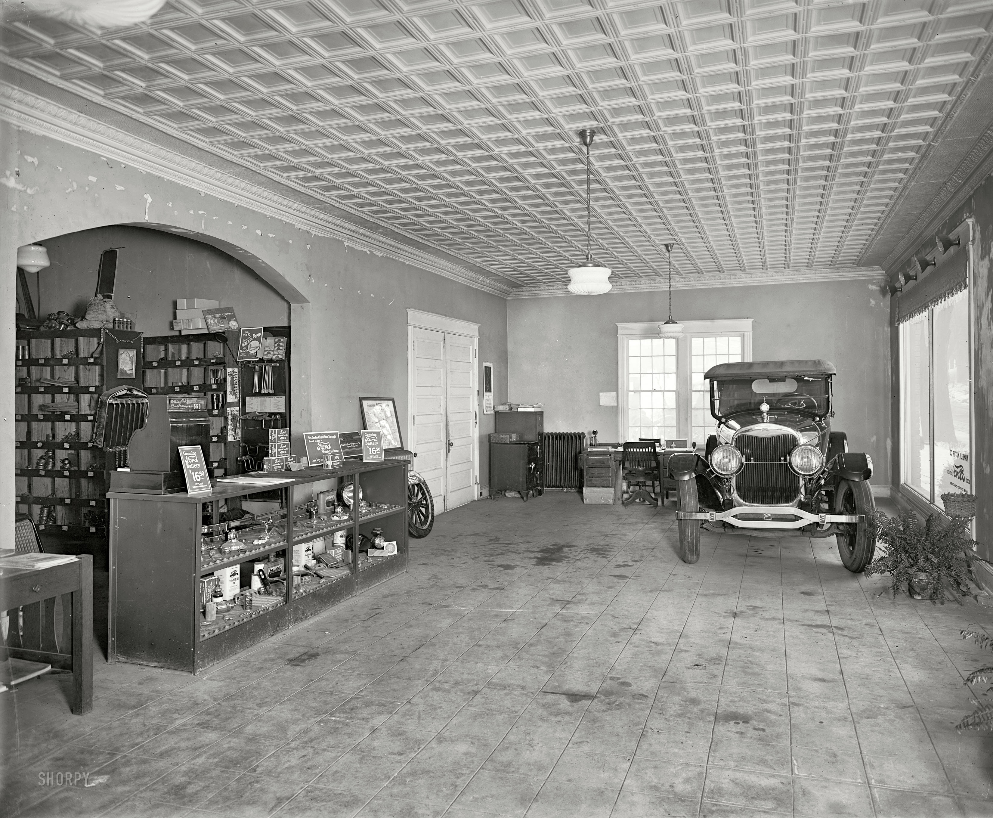January 1925. Falls Church, Virginia. "Makely Motor Co." Home of this circa 1923 Lincoln. National Photo Company Collection glass negative. View full size.