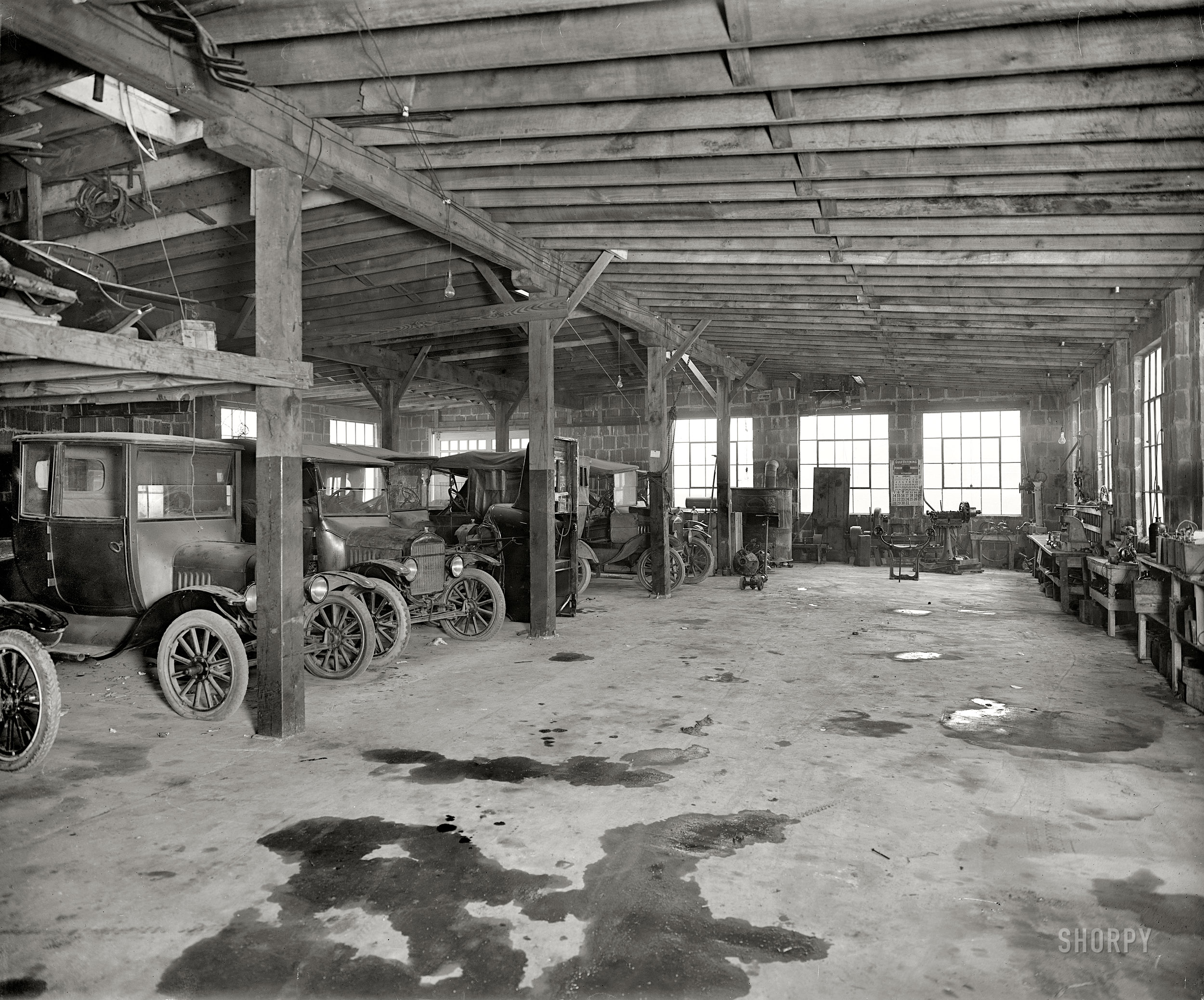 January 1925. Fairfax County, Virginia. "Makely Motor Co., Falls Church." Our second look at this establishment shows a number of Model T Fords in the service garage. National Photo Company Collection glass negative. View full size.
