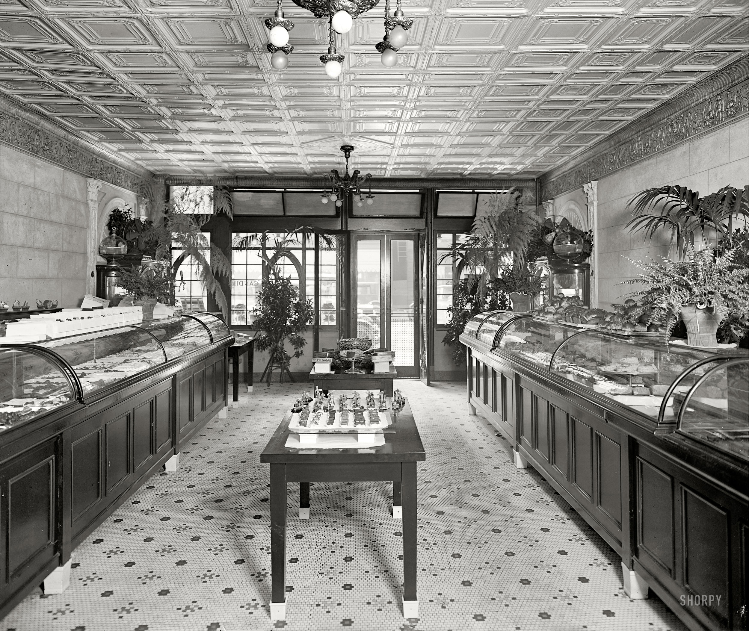 Washington, D.C., circa 1924. "Brownley interior." Our second peek inside the Brownley Confectionery on G Street. On the table: more "Sport Fudge."  National Photo Company Collection glass negative. View full size.