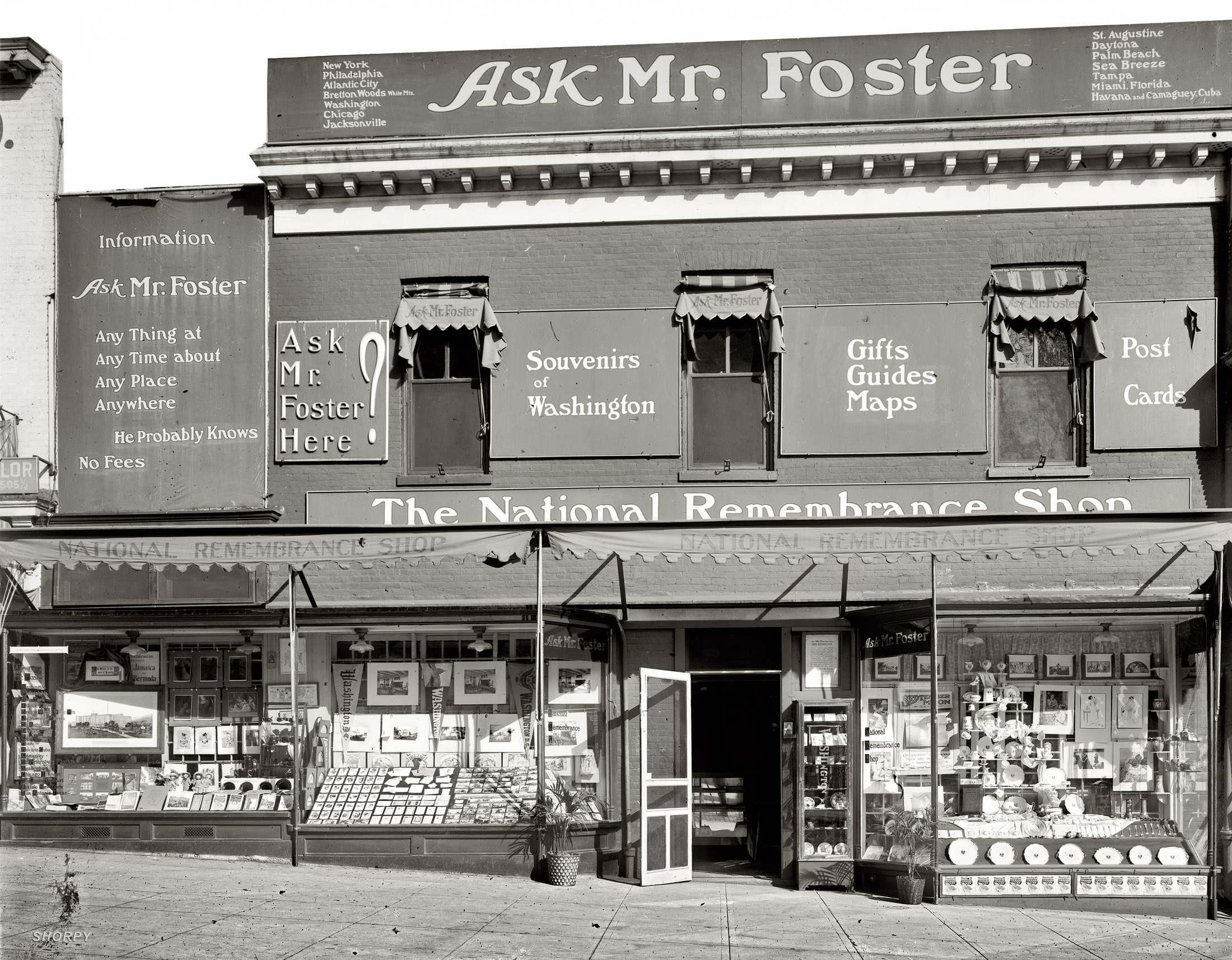 "Foster & Reynolds, exterior." The National Remembrance Shop in Washington circa 1924. View full size. National Photo Company Collection glass negative.