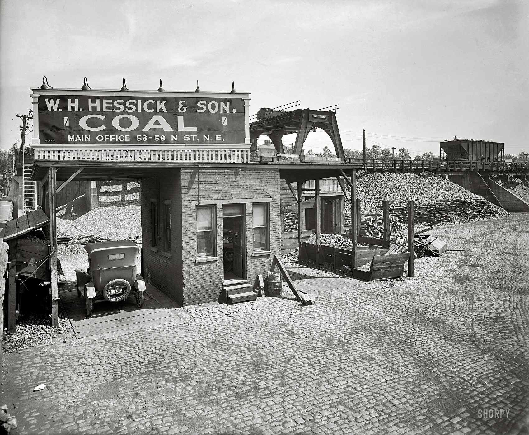 Washington, D.C., 1925. "Hessick & Son Coal Co." The company's catchy slogan: "Anthracite and Bituminous Coal in All Sizes (Furnace, Stove, Egg, Chestnut, Pea) for Immediate Delivery." National Photo Co. glass negative. View full size.