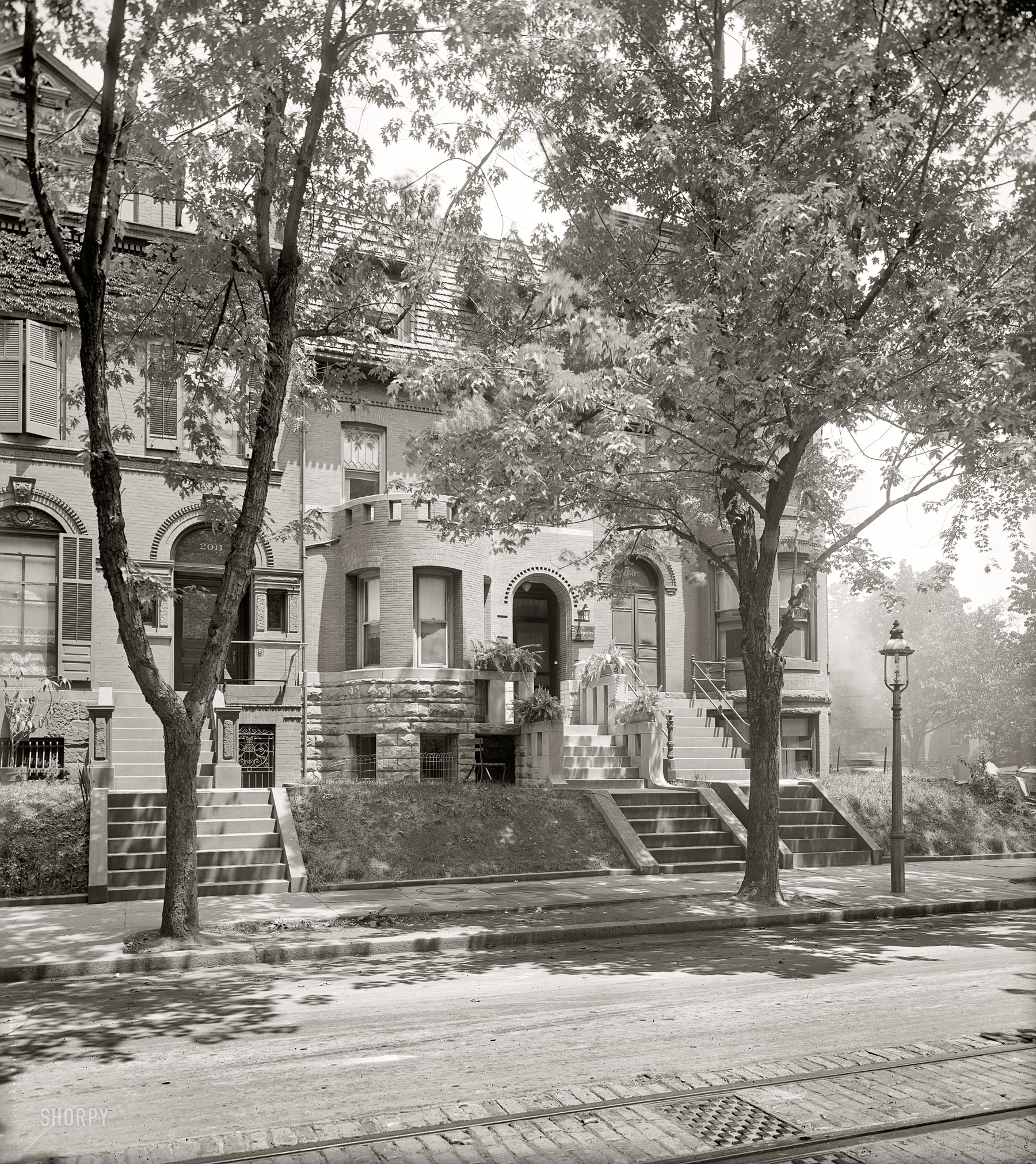 Washington, D.C., circa 1925. "Mrs. B.L. O'Leary house." The 2009 F Street N.W. residence of one Mrs. Bessie Lawton O'Leary, born Bessie Stanton Lawton, mother of Edwin Lawton O'Leary. The sign by the door reads "Stonestep -- Rooms, Meals." National Photo Company Collection glass negative. View full size.