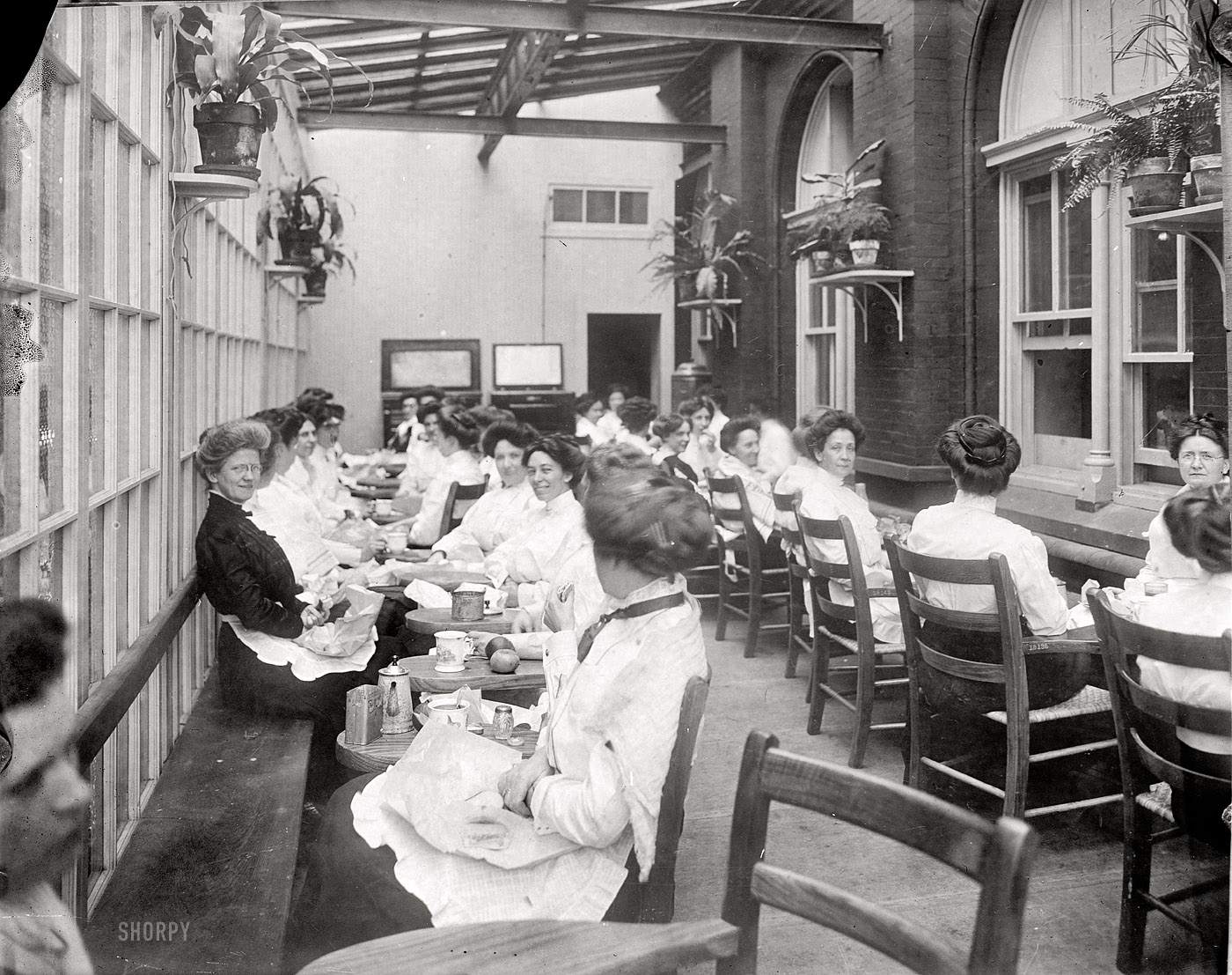Circa 1913. "Bureau of Engraving and Printing." This would seem to be the ladies' lunchroom. National Photo Company Collection glass negative. View full size.