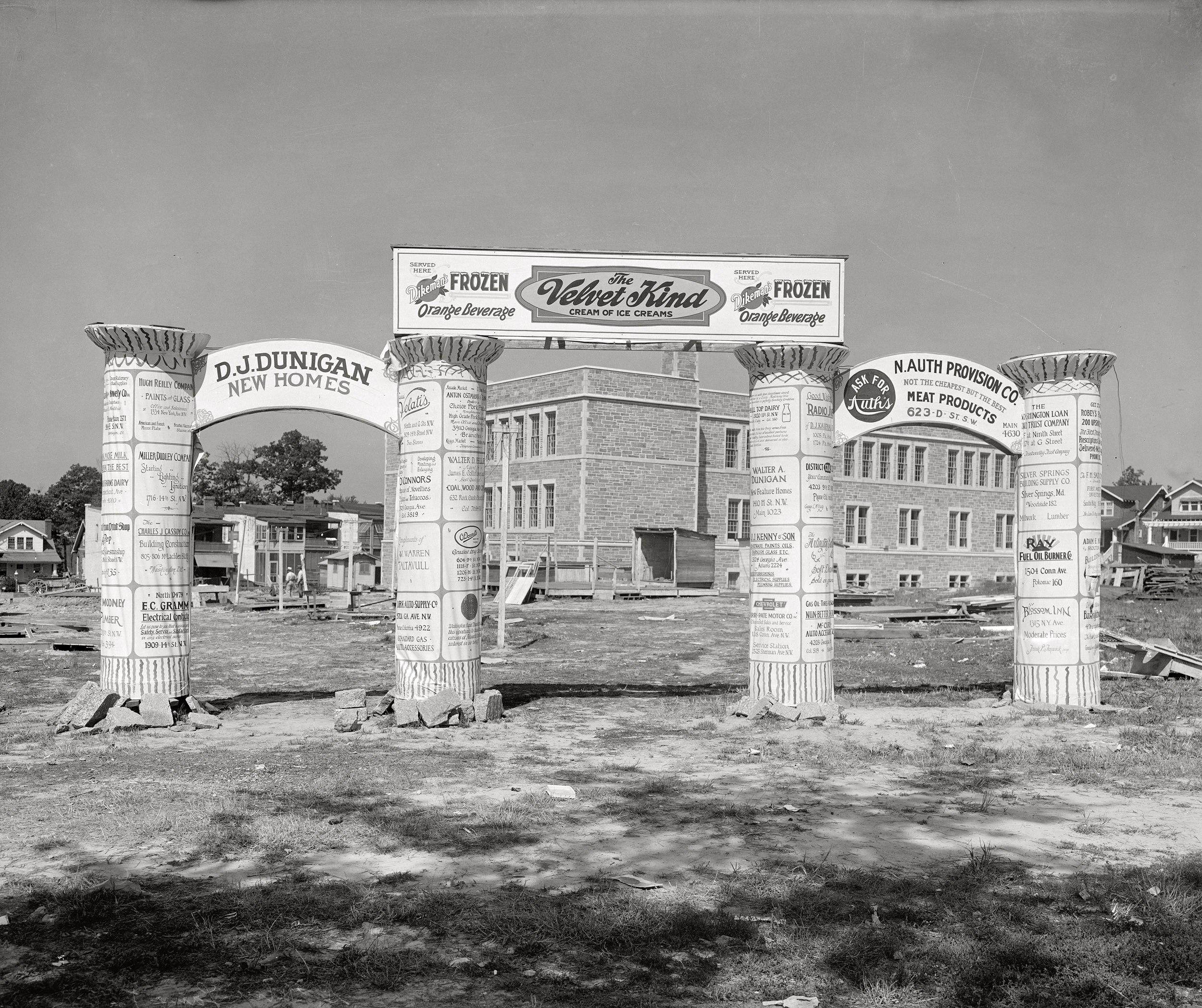 Washington circa 1925. The semi-legible caption on this glass negative has been transcribed as "St. Gabriel's [...] fete." National Photo Company. View full size.