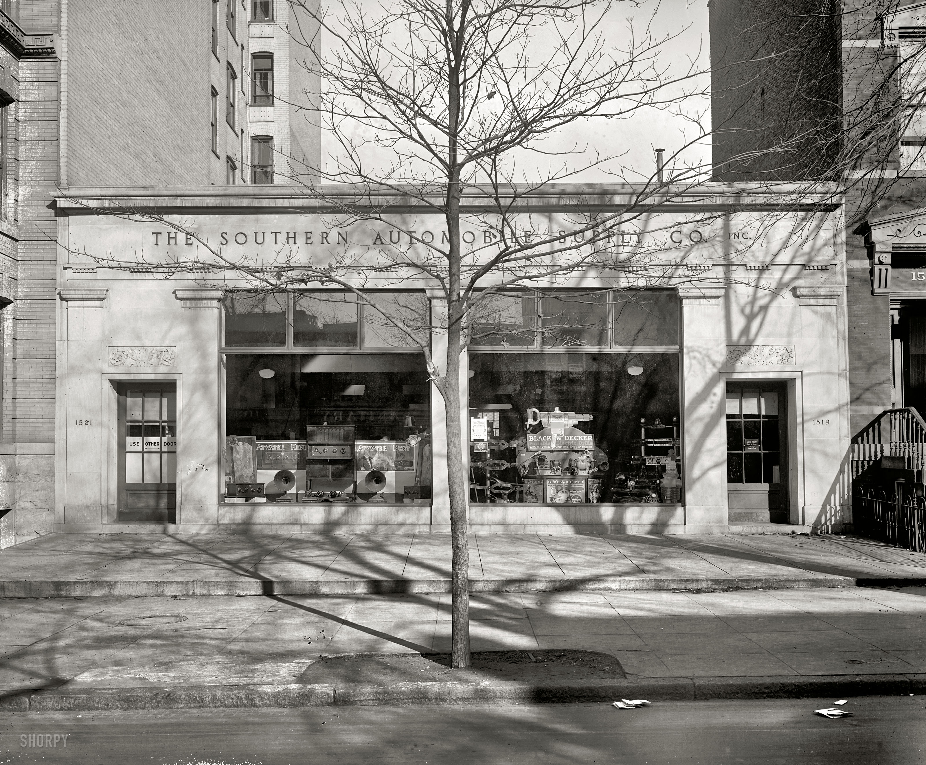 Washington circa 1924. "Southern Auto Supply Co." A nice holiday display of A-K radios and B&D power tools. National Photo glass negative. View full size.