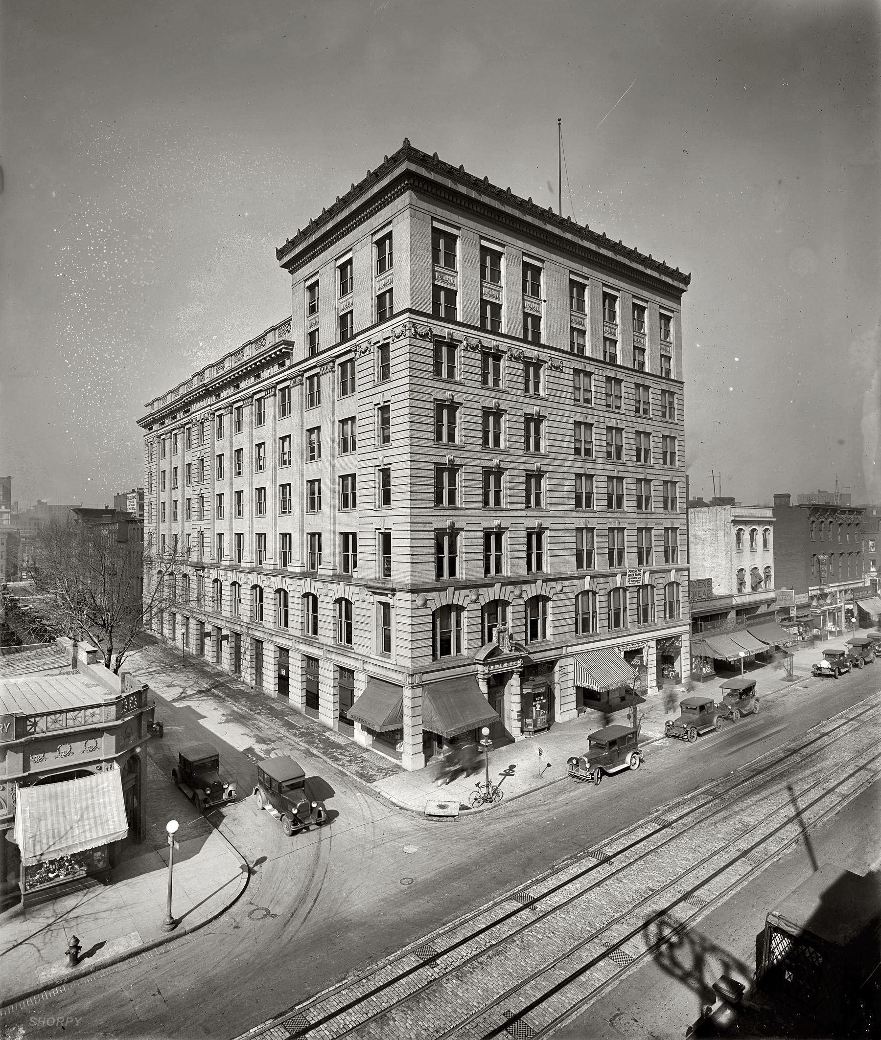 Washington, D.C., circa 1923. "Victor Building, Ninth Street N.W." National Photo Company Collection glass negative, Library of Congress. View full size.