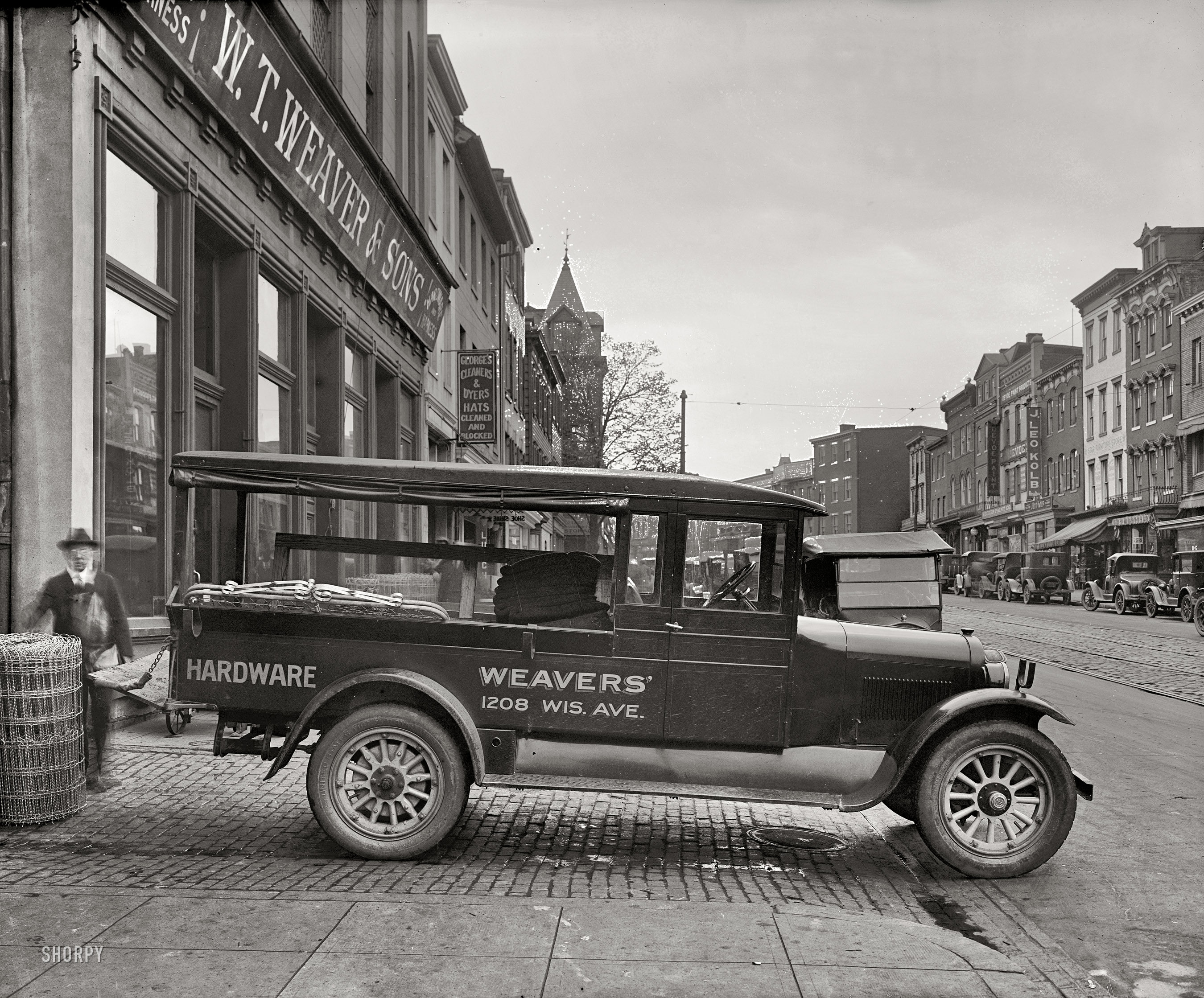 Washington, D.C., 1926. "Semmes Motor Co. -- Weaver truck." And, perhaps, Mr. Weaver. National Photo Company Collection glass negative. View full size.