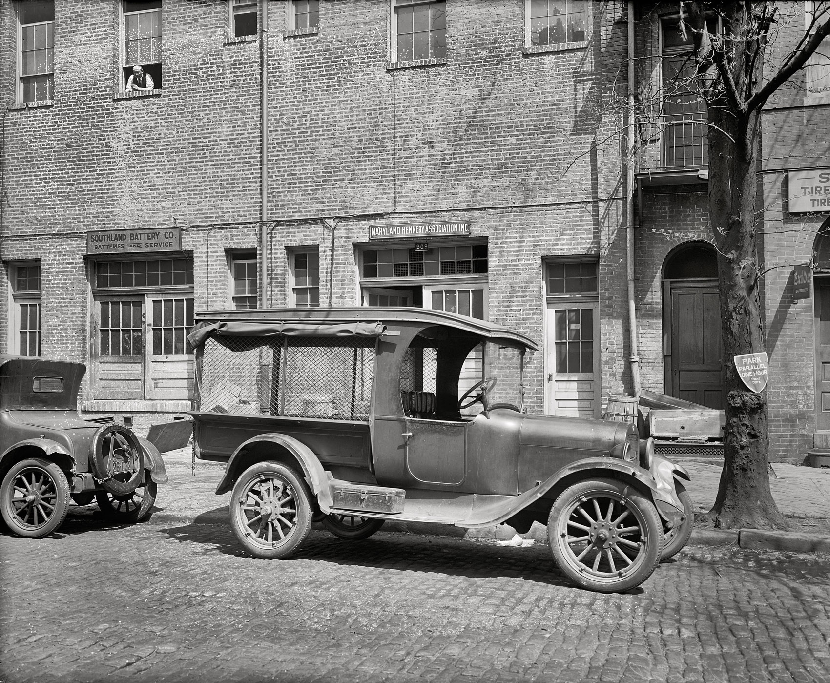 Washington circa 1926. "Semmes Motor Co., Maryland Hennery Association truck." A hennery being a place where hens are raised. My Shorpy GPS (Guessing Possible Street) says this might be the back of a building that faced Pennsylvania Avenue. National Photo Company Collection glass negative. View full size.