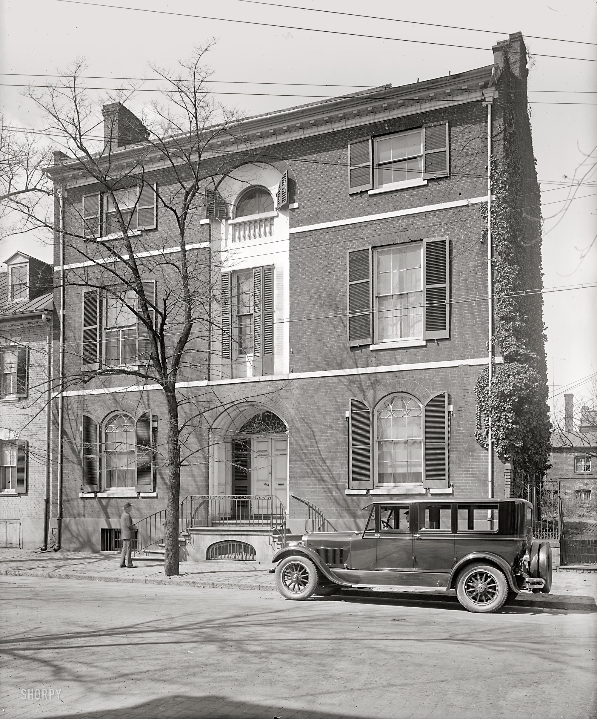 Alexandria, Virginia, circa 1926. "Dr. Fairfax home (Ford Motor Co.)" From a series of photographs, taken for Ford Motor Co., showing Alexandria landmarks. The car here is a Lincoln. National Photo glass negative. View full size.