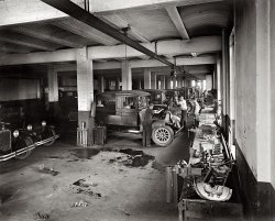"Semmes Motor Co. garage, Washington." The LOC says 1916 or 1917 but the nearest car has a 1926 license plate. View full size. National Photo Company.