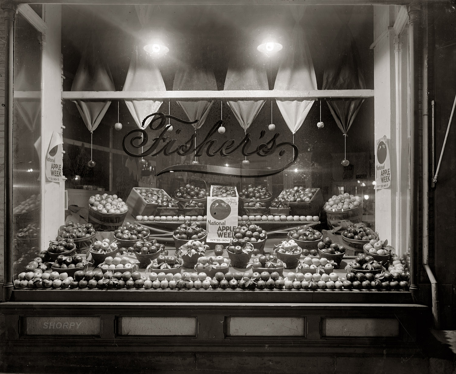 Washington, D.C., 1926. "H.W. Fisher window. National Apple Week Assn." National Photo Company Collection glass negative. View full size.