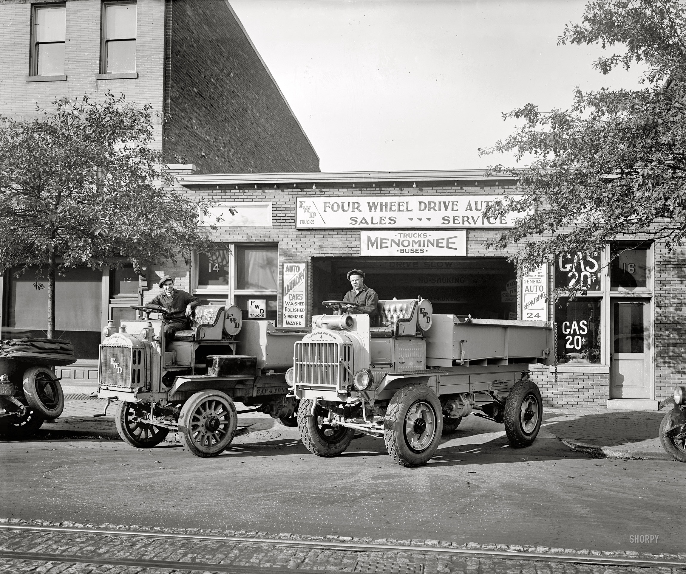 Washington, D.C., circa 1927. "Four Wheel Drive Auto Co." Our second look at FWD's big lugs. National Photo Co. Collection glass negative. View full size.