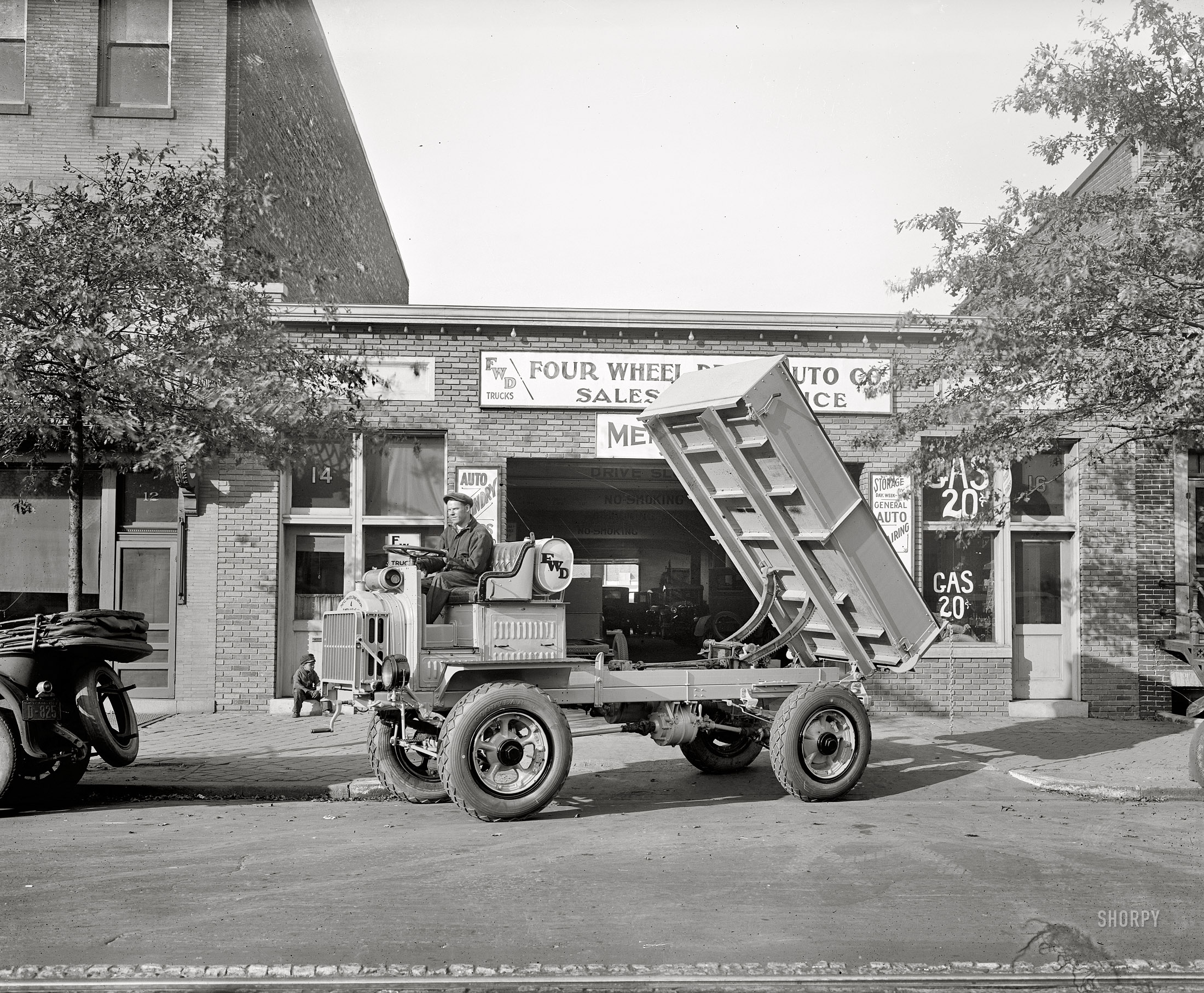 Washington, D.C., circa 1927. "Four Wheel Drive Auto Co., H Street N.E." And "Auto Laundry." National Photo Company glass negative. View full size.