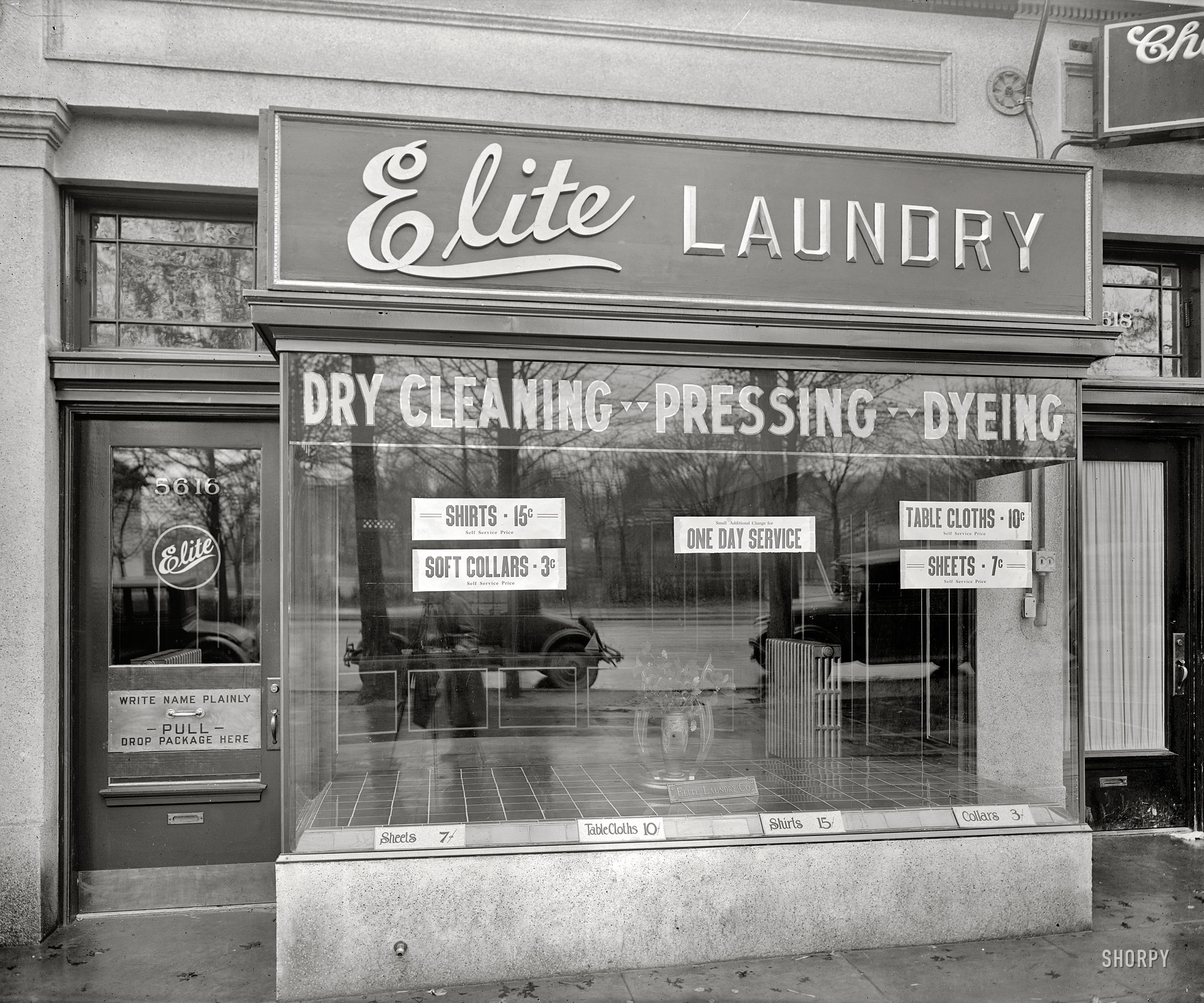 Washington, D.C., circa 1924. "Palace Laundry (Elite Laundry)." Soft collars, 3¢. National Photo Company Collection glass negative. View full size.
