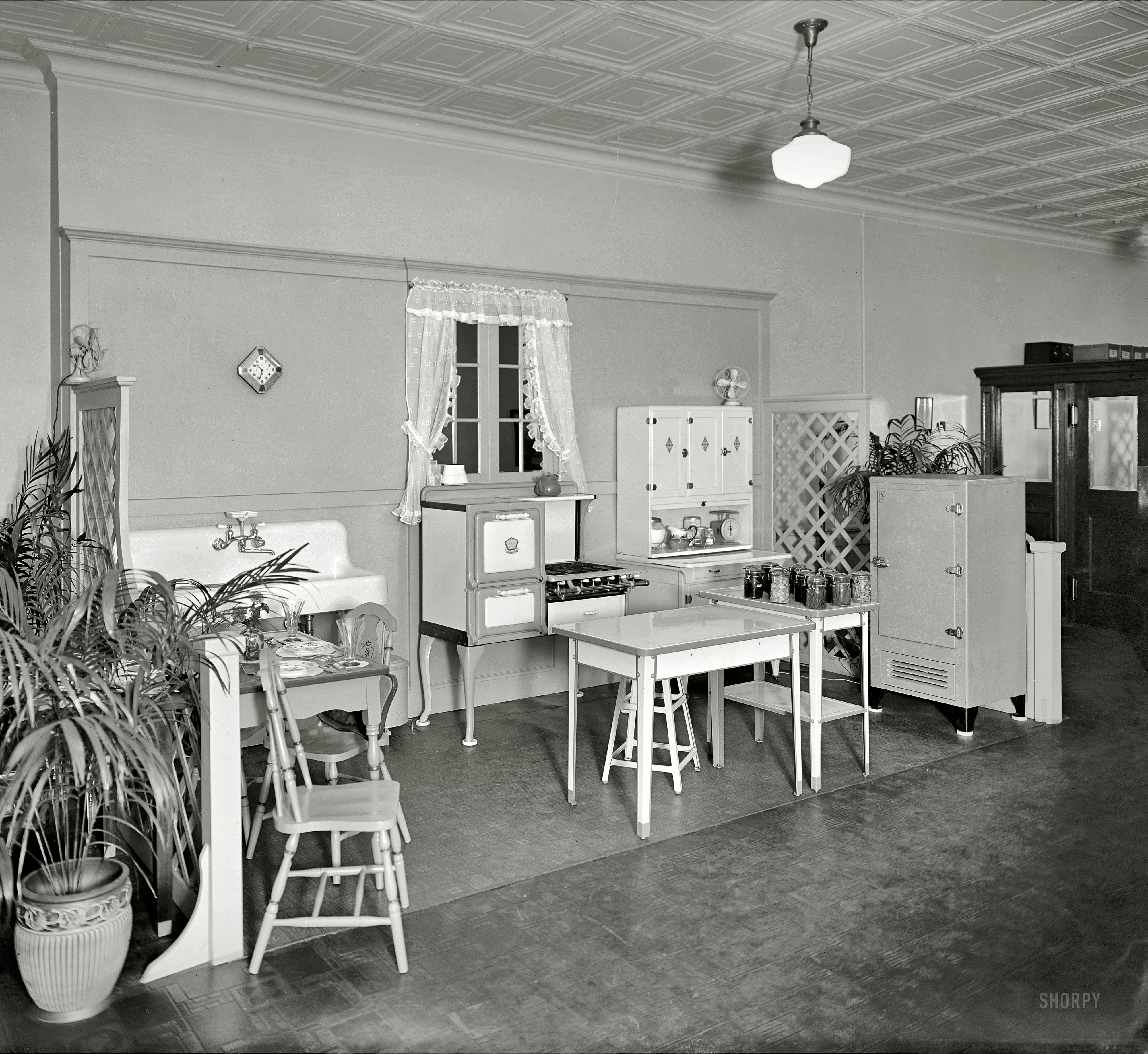 "Woodward & Lothrop kitchen." A display at the Washington, D.C., department store circa 1926. National Photo Co. Collection glass negative. View full size.