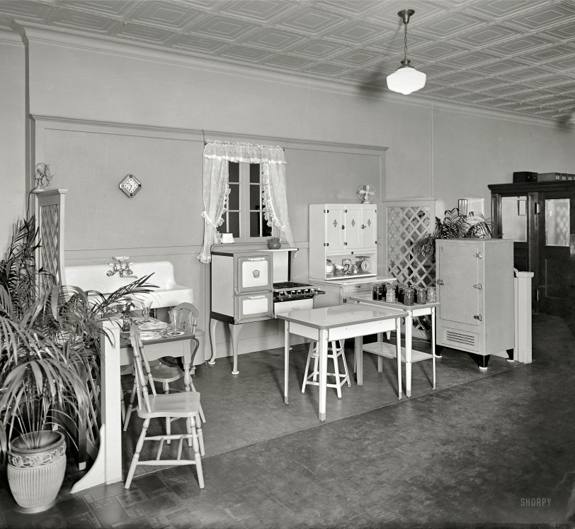 Model Kitchen: 1926