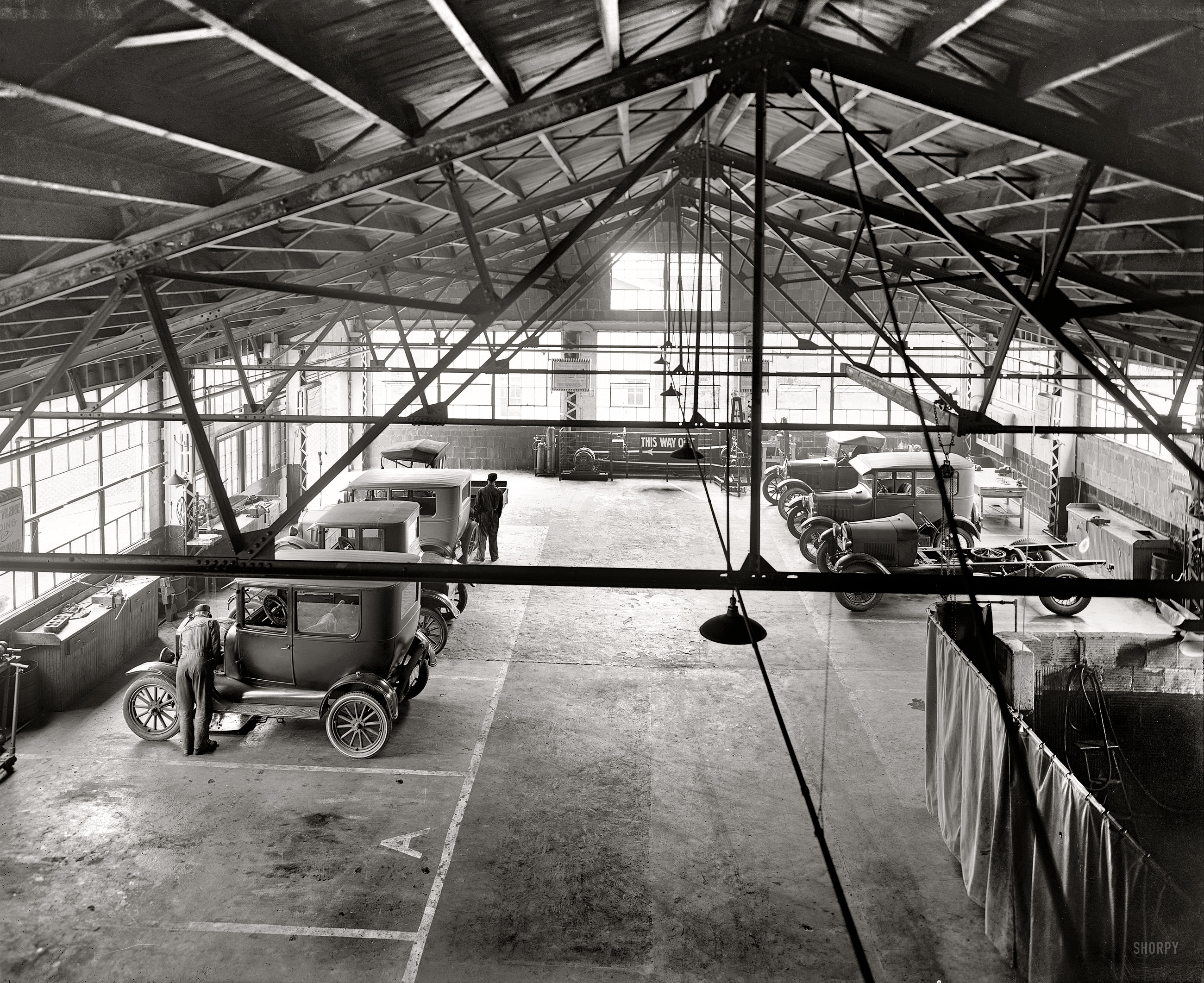 Takoma Park, Maryland, circa 1928. "Hendrick Motor Co. garage." Our third look at this establishment. National Photo Company glass negative. View full size.