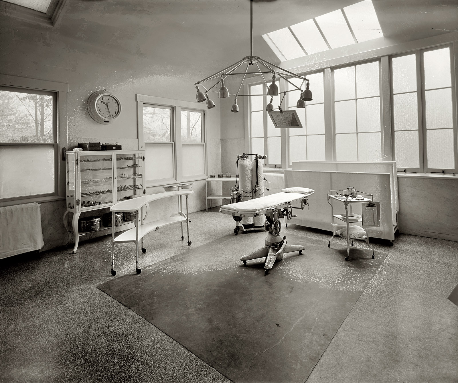 1928. "Washington Sanitarium, Takoma Park. Operating room." View full size. National Photo Company Collection glass negative. Can you say "lobotomy"?
