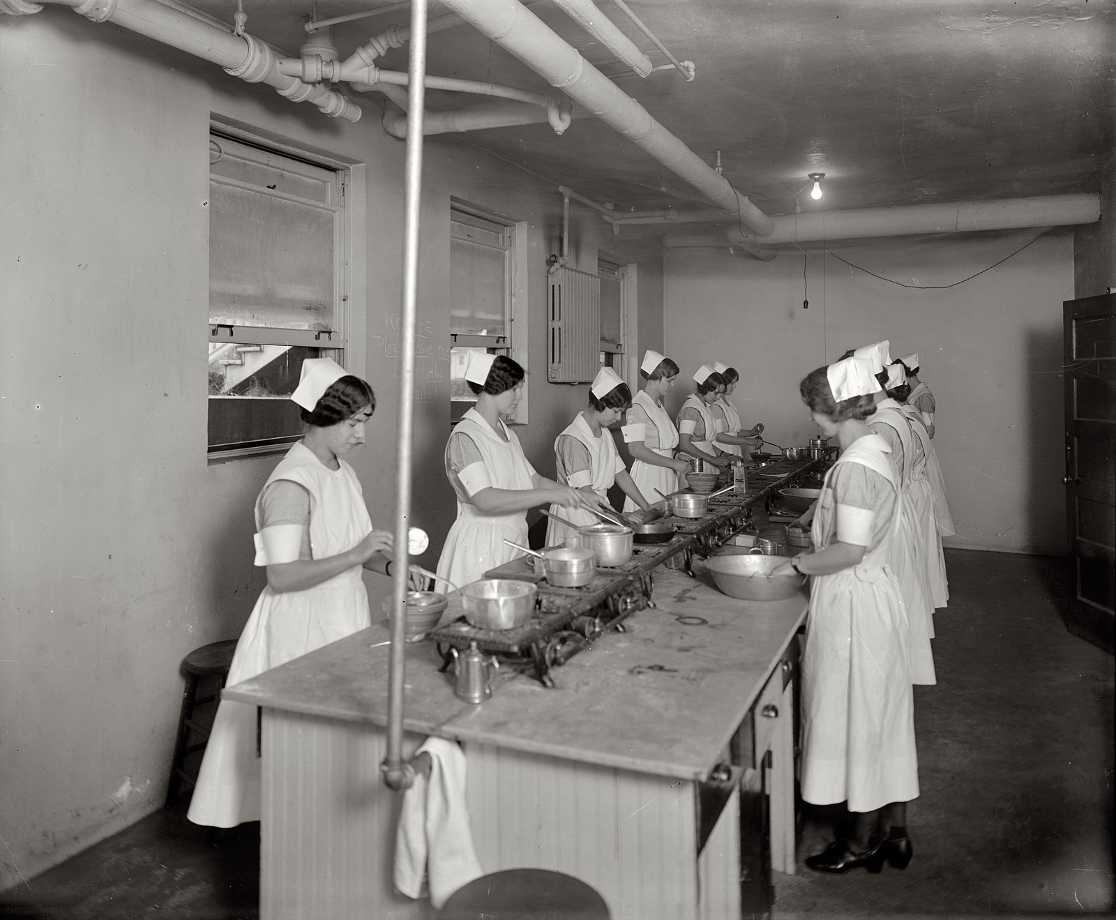 Circa 1928. "Washington Sanitarium, dietetic kitchen. Takoma Park, Maryland." Bon appetit! National Photo Company Collection glass negative. View full size.