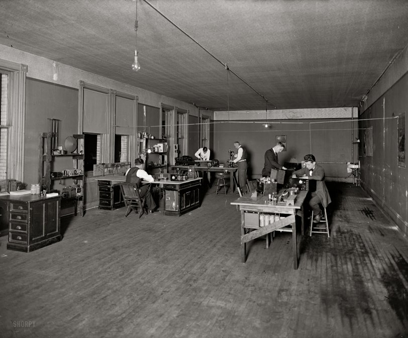 Washington circa 1921. "Loomis Radio School." Another look at the technical school run by Mary Texanna Loomis. National Photo Company. View full size.
