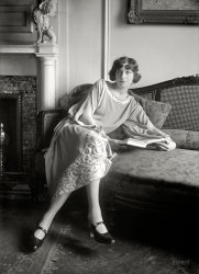New York circa 1922. "Fanny Brice." The singer-actress-comedienne born Fania Borach. 5x7 glass negative, George Grantham Bain Collection. View full size.