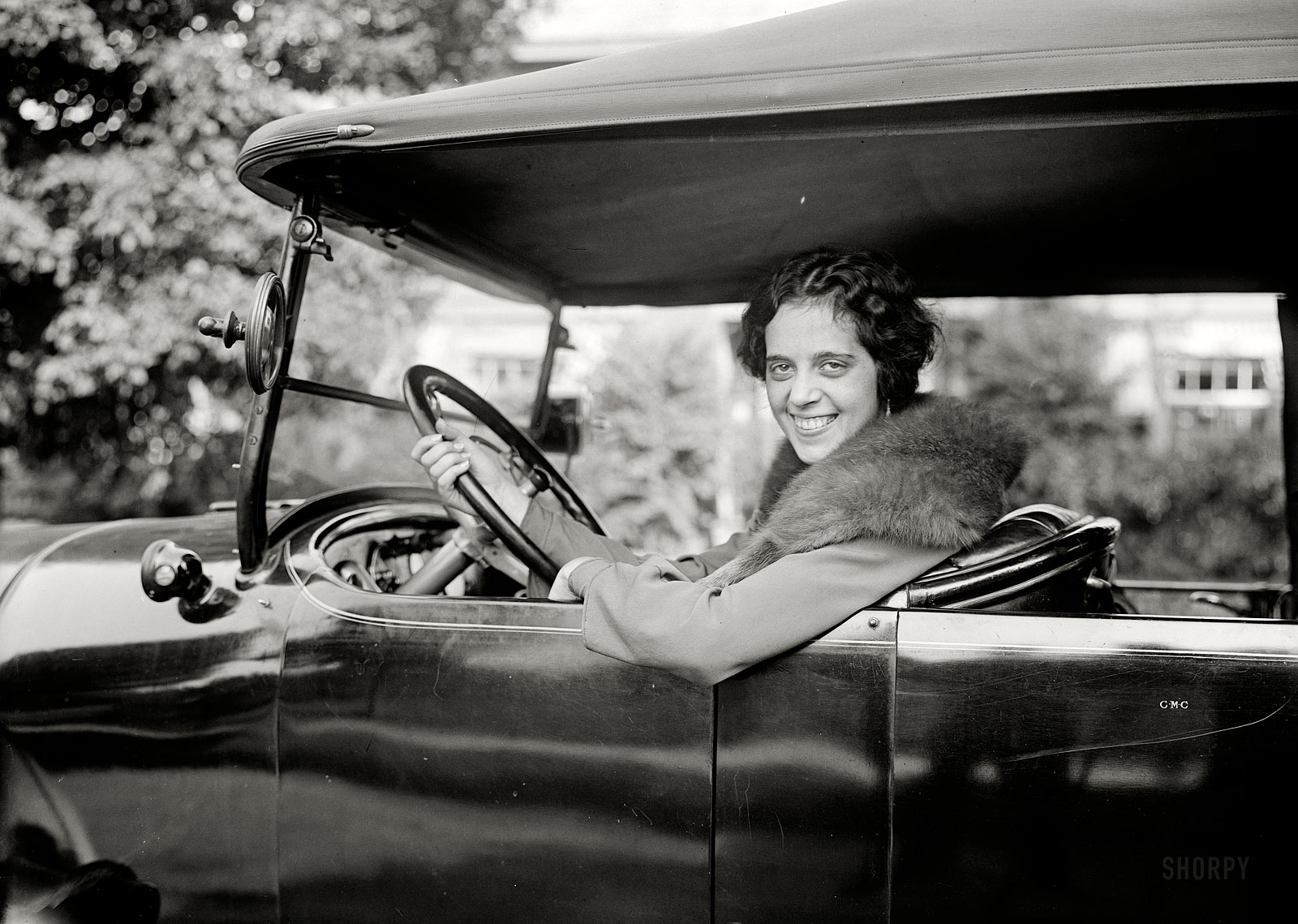 New York circa 1925. "McCall." Marion McCall Converse, the future ex-wife of Converse M. Converse, a society couple whose split came in a much-publicized divorce. 5x7 glass negative, George Grantham Bain Collection. View full size.