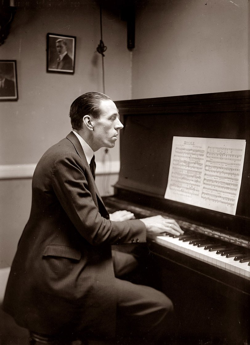 Ed Smalle, "the singing comedian," at the keyboard circa 1922. View full size. 5x7 glass negative, George Grantham Bain Collection.
