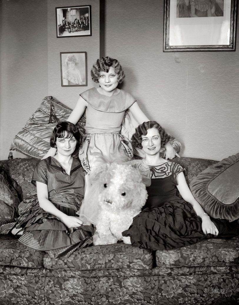 New York circa 1924. The Brox sisters again, a year after getting out of bed. 5x7 glass negative, George Grantham Bain Collection. View full size.