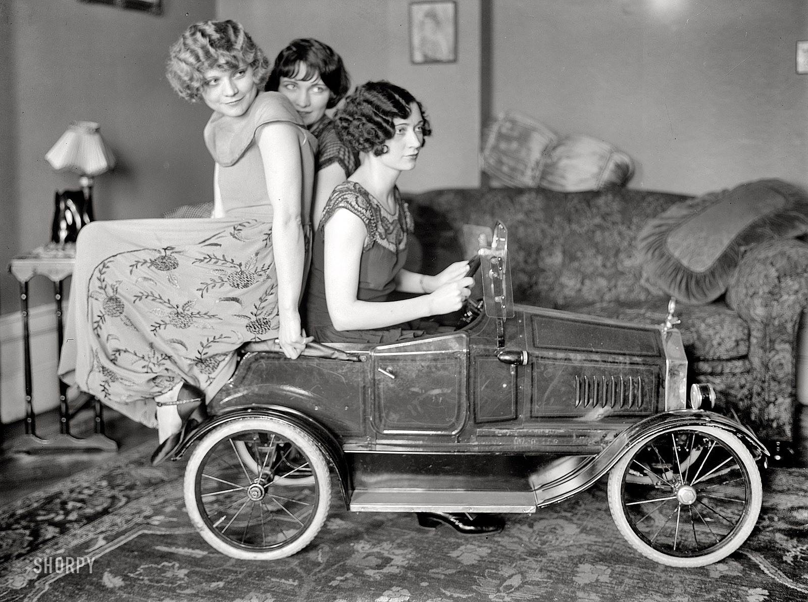 New York circa 1924. The Brox sisters again, on the road to success with a detour through the living room. Bain News Service glass negative. View full size.