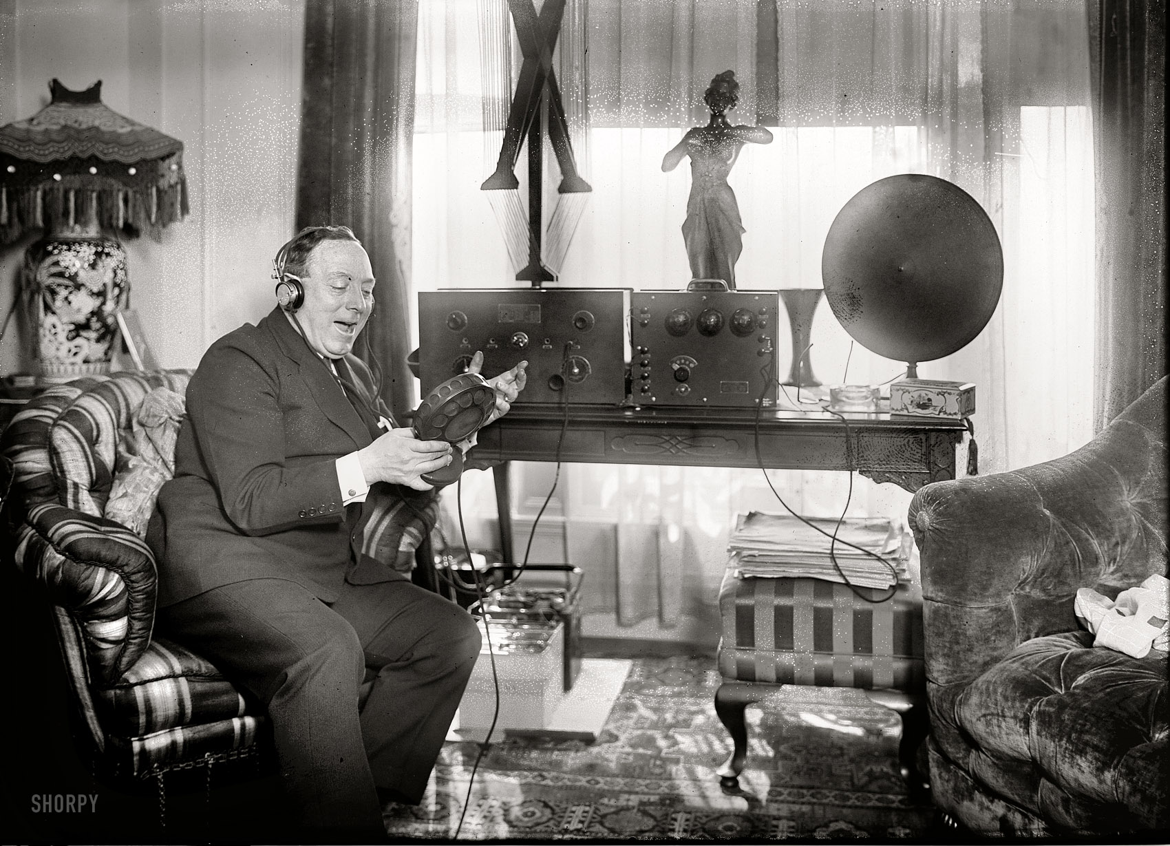 New York circa 1920s. "De Luca." The Italian baritone Giuseppe De Luca, who for many years sang leading roles for the Metropolitan Opera. And who seems to be working from home. 5x7 glass negative, Bain News Service. View full size.